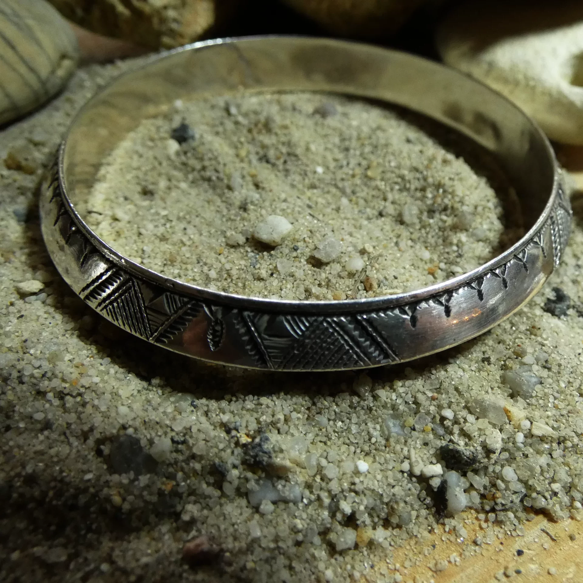 Bracelet jonc Touareg en argent gravé.