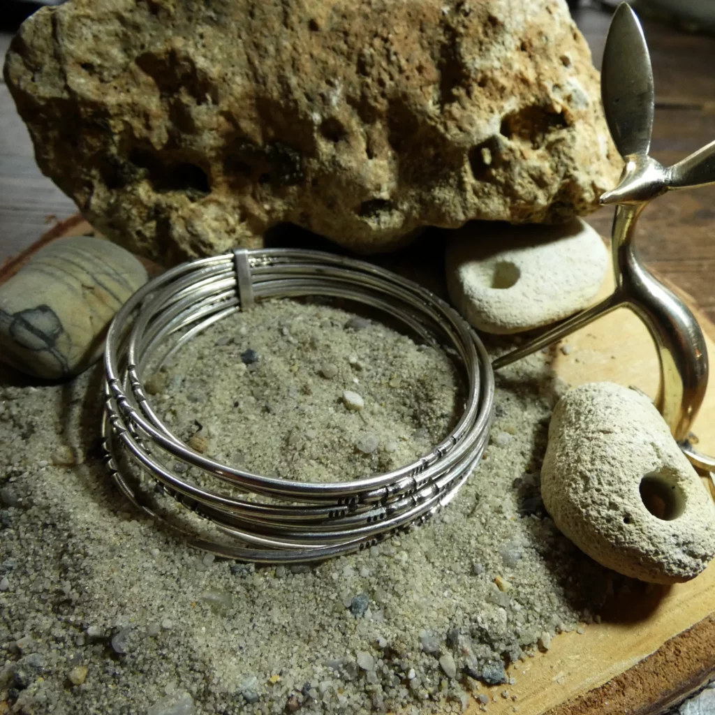 Bracelet Touareg 7 joncs gravés en argent.