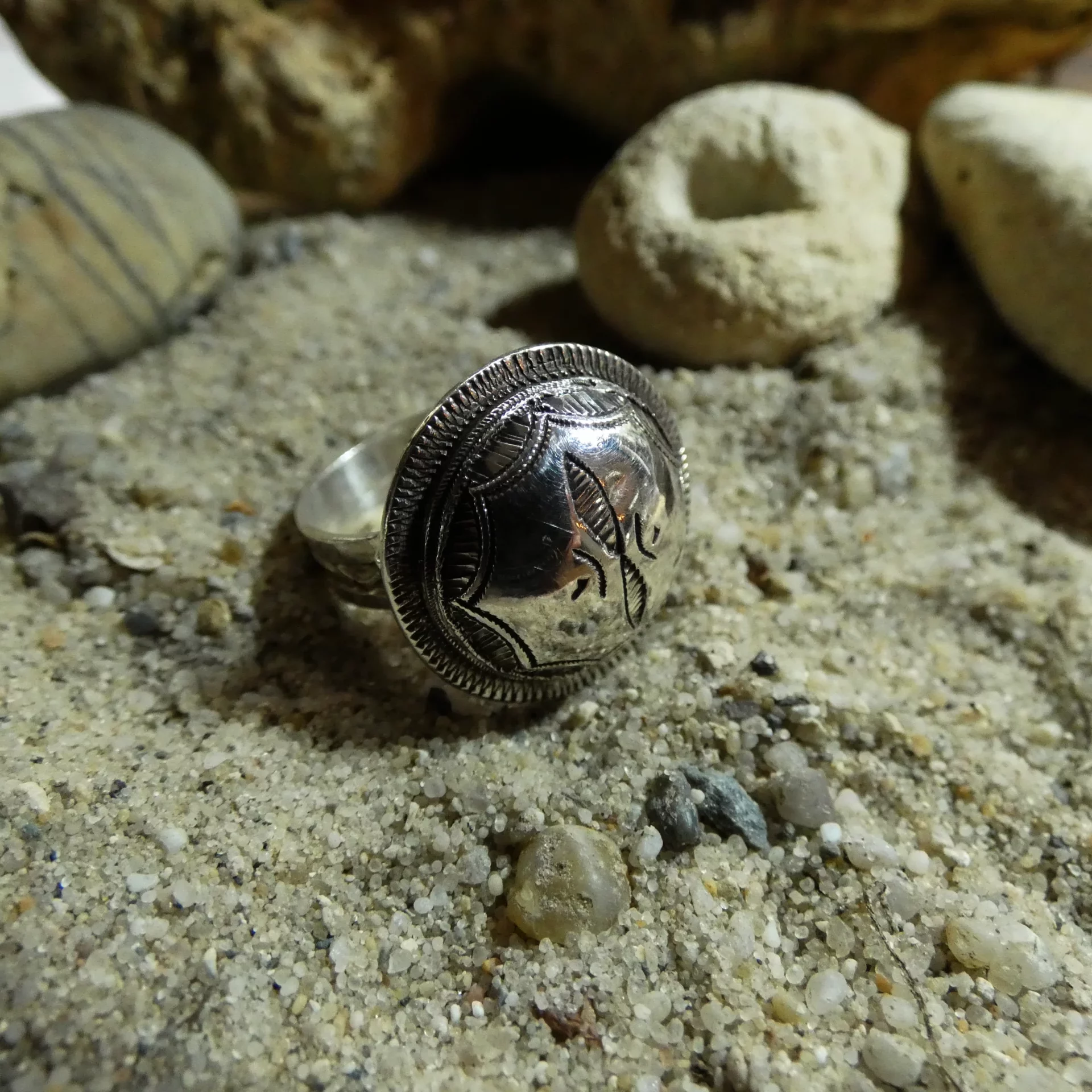 Bague Touareg en argent gravée et grains de sable – Image 1