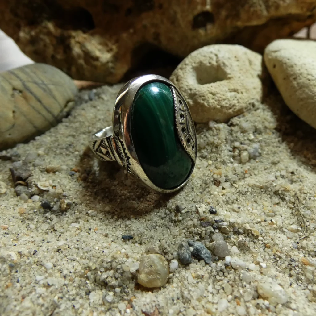 Bague Touareg en argent gravée et malachite