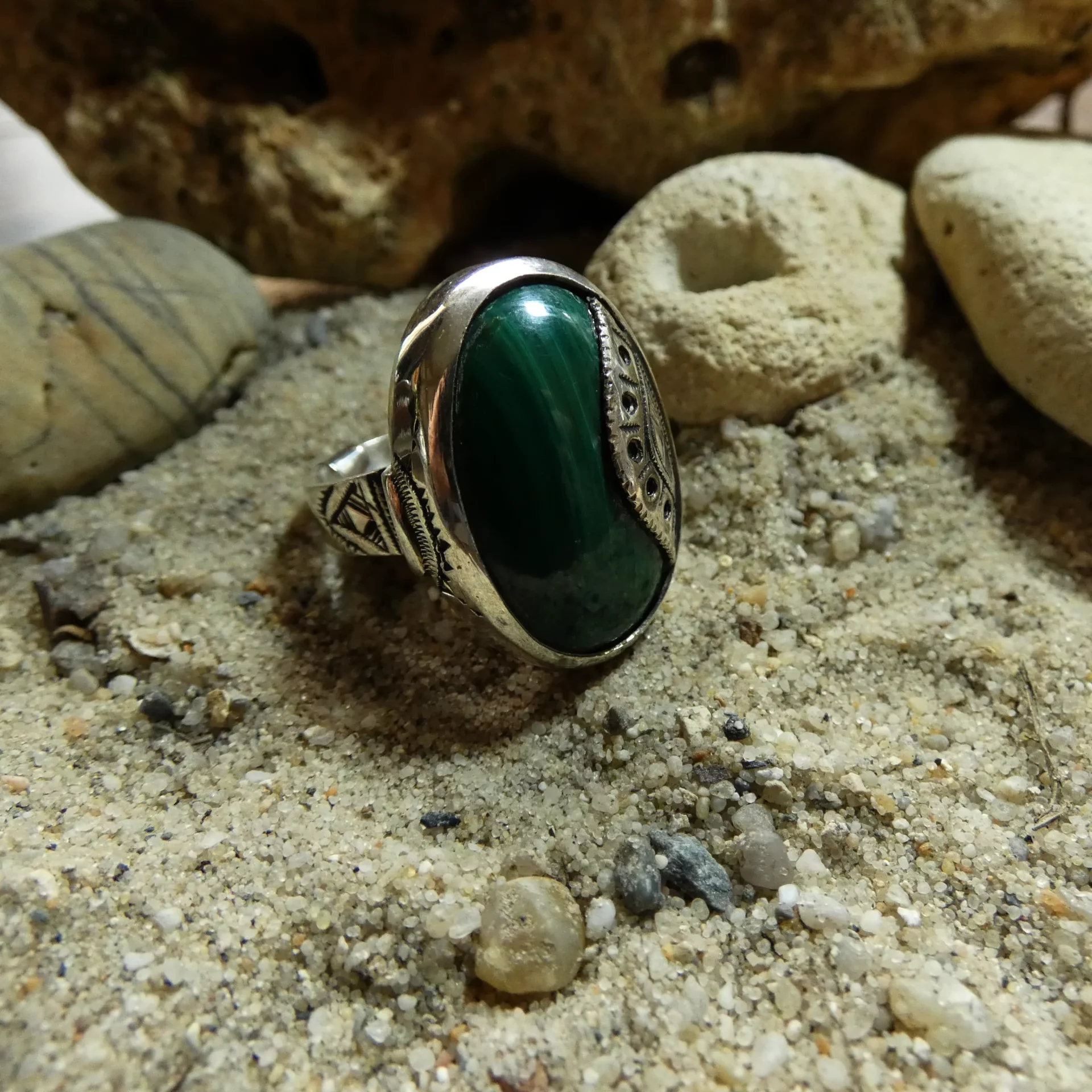Bague Touareg en argent gravée et malachite – Image 1
