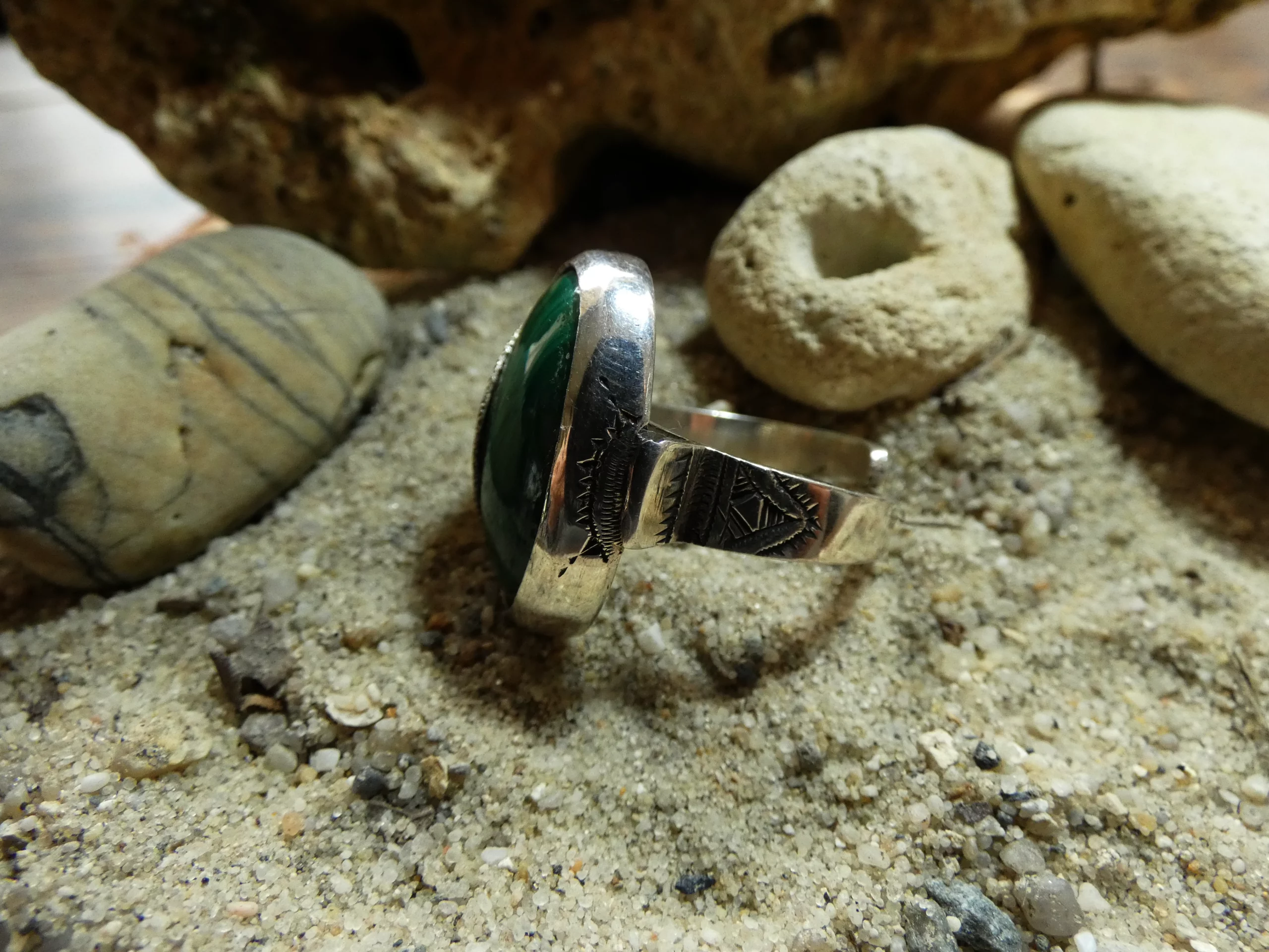 Bague Touareg en argent gravée et malachite – Image 4