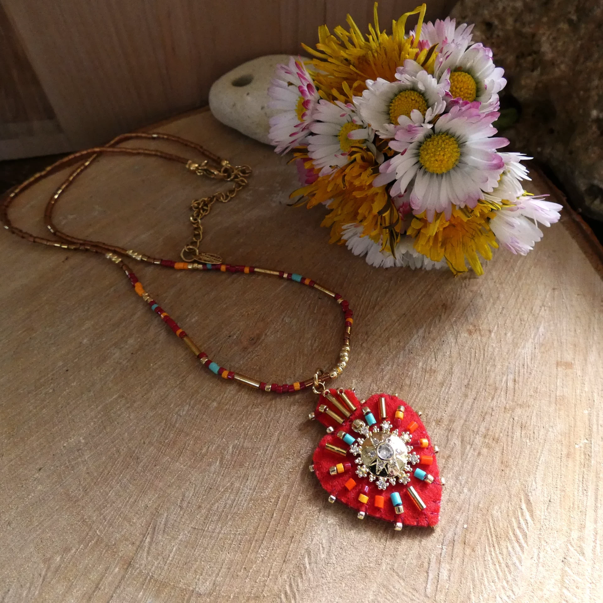 Pendentif Hypnochic rouge brodé à la main.