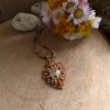 Pendentif Hypnochic camel brodé à la main – Image 3