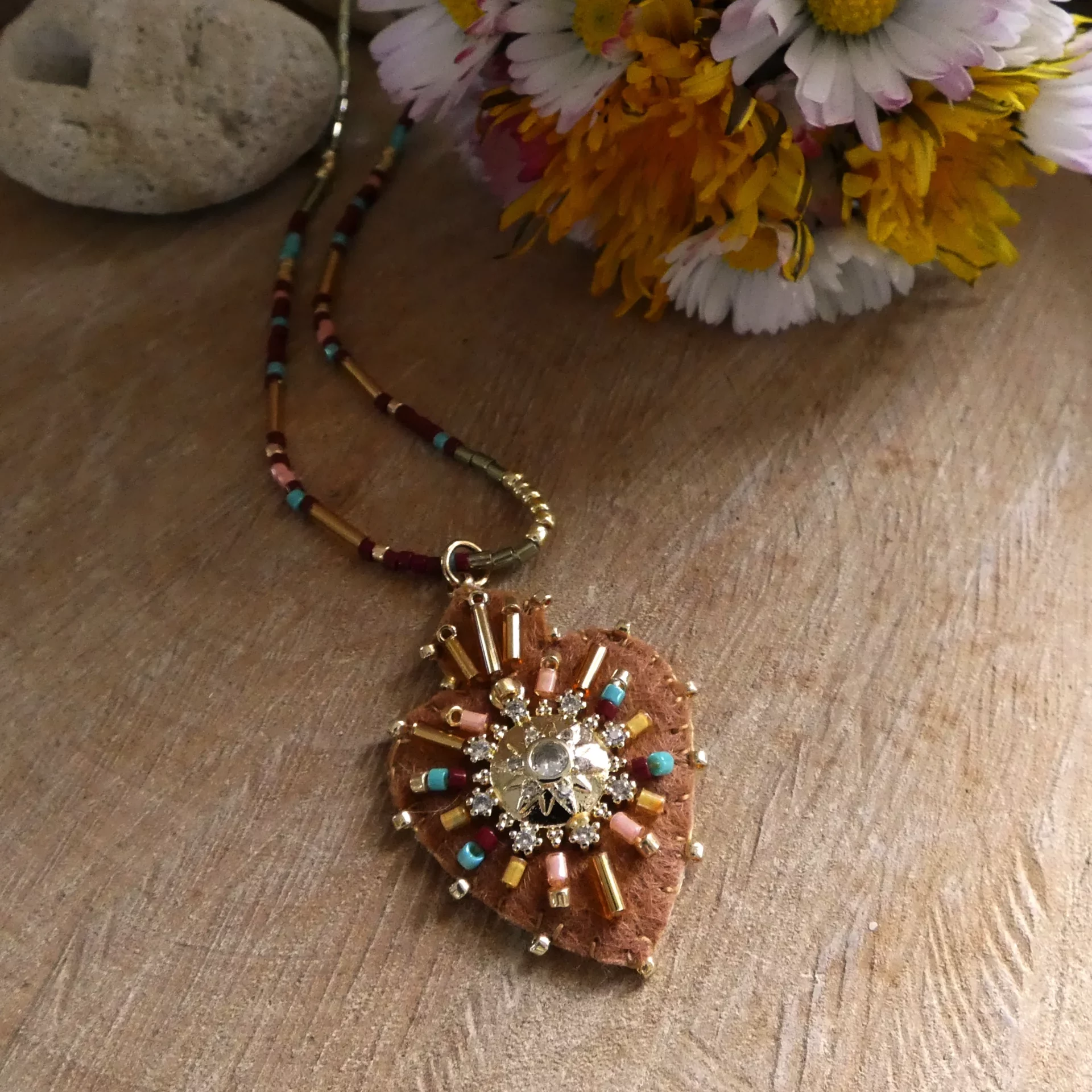Pendentif Hypnochic camel brodé à la main