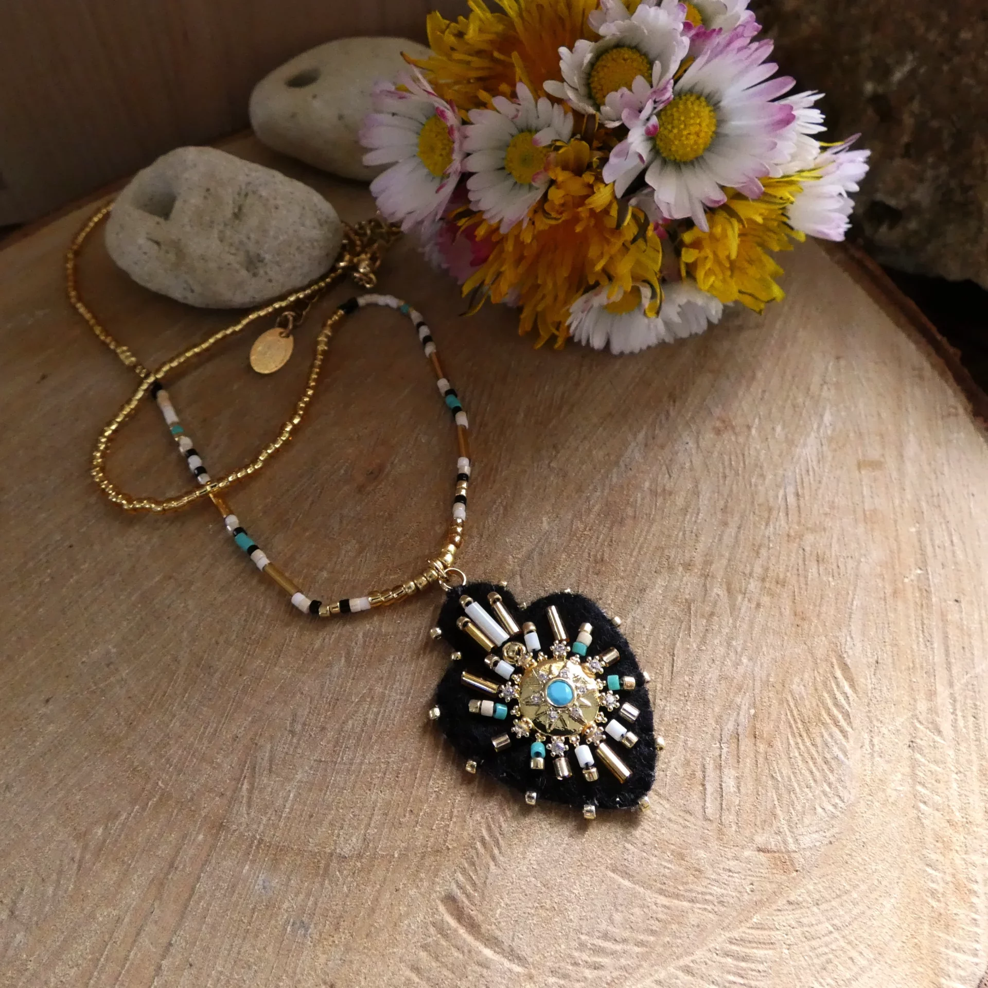 Pendentif Hypnochic noir brodé à la main