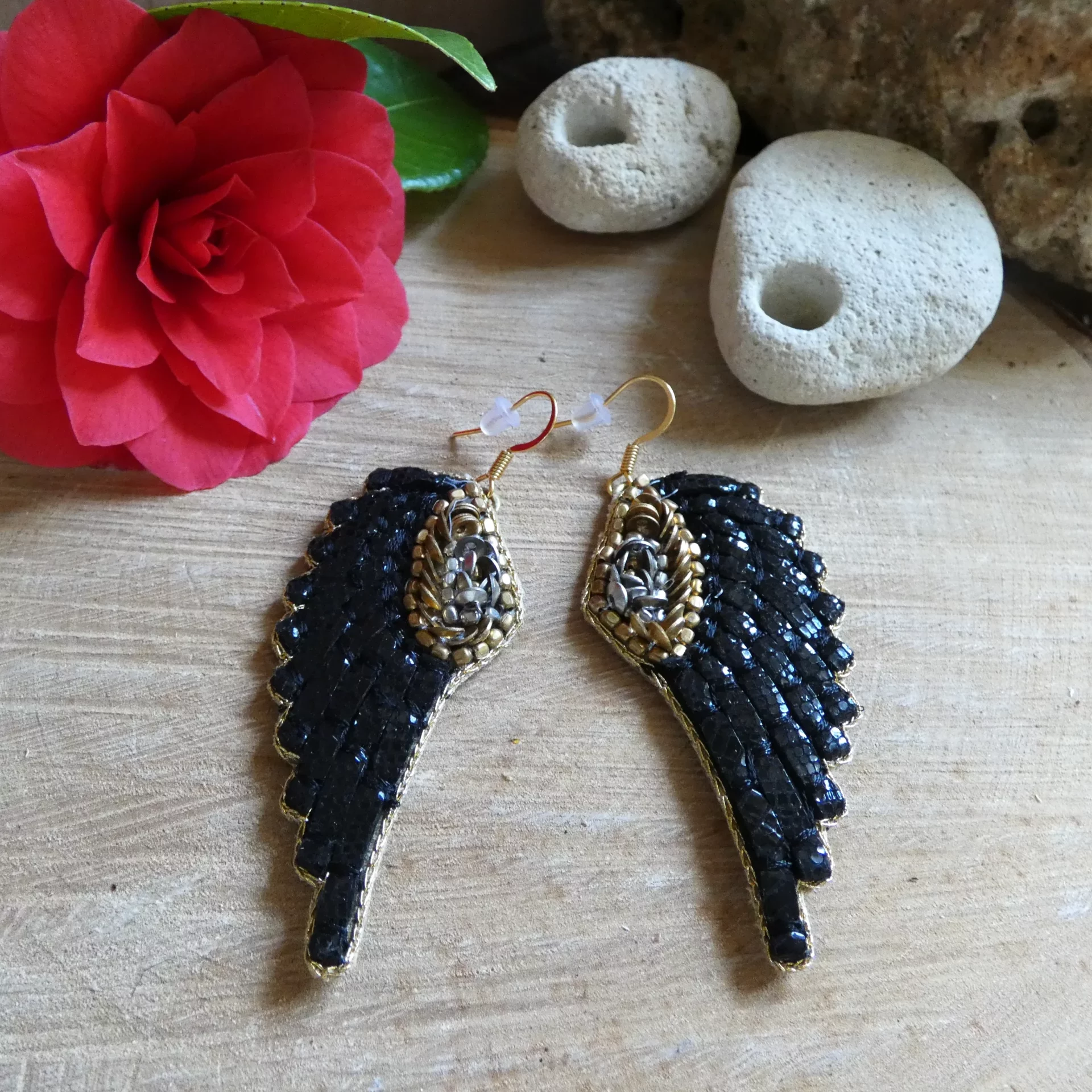 Boucles d'oreille NAHUA Anita noires brodées à la main