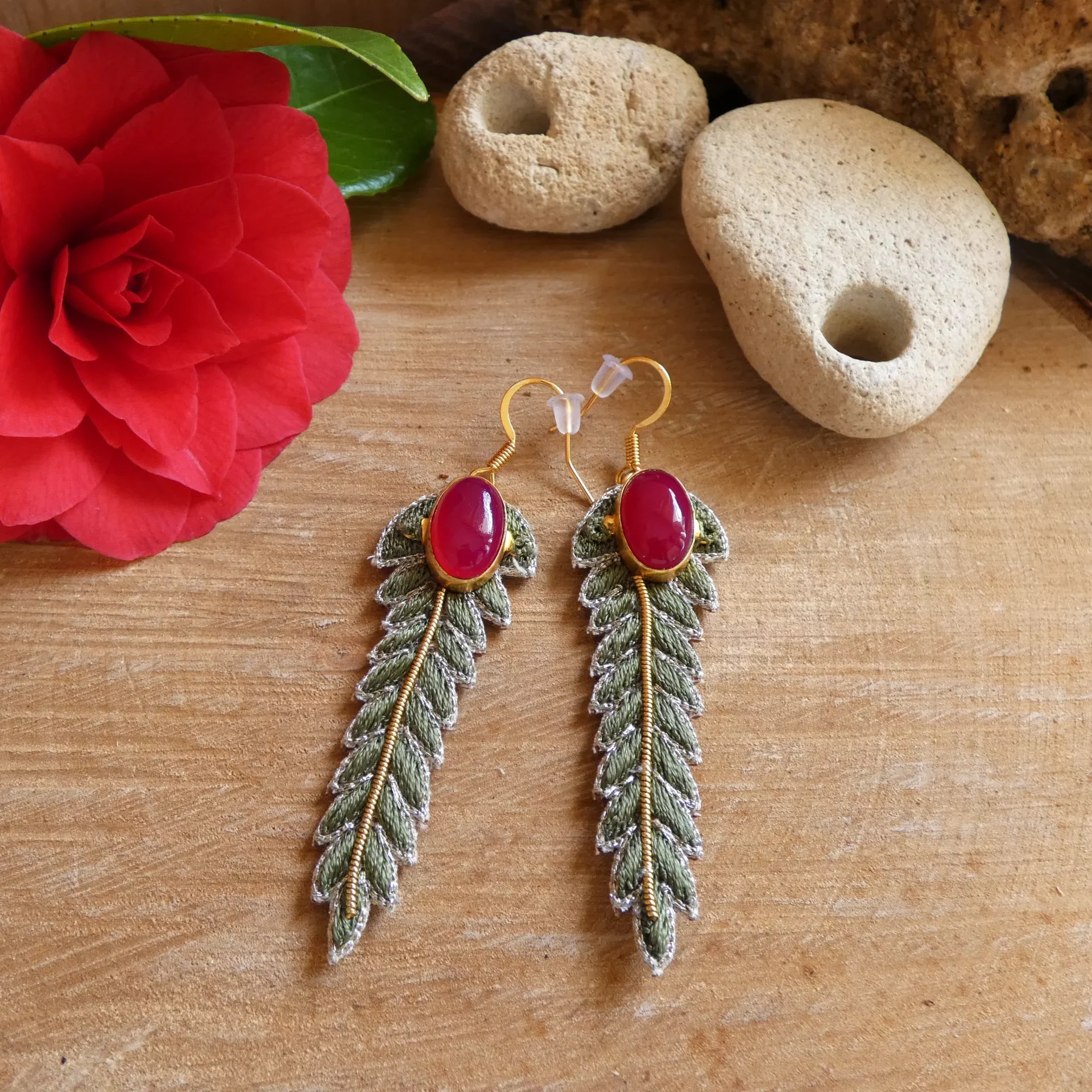 Boucles d'oreille NAHUA Lorie brodées à la main avec jade pourpre