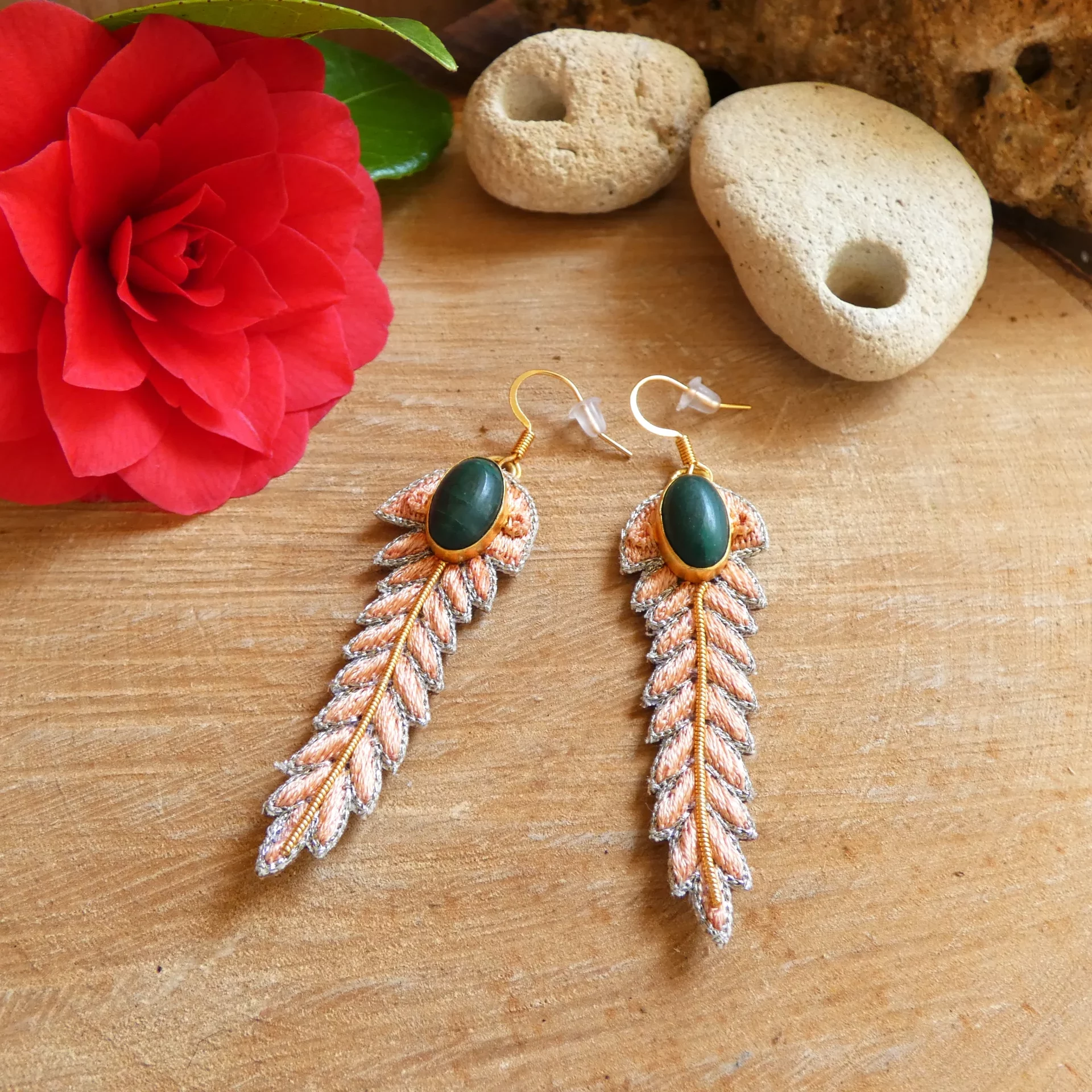Boucles d'oreille NAHUA Lorie brodées à la main avec aventurine