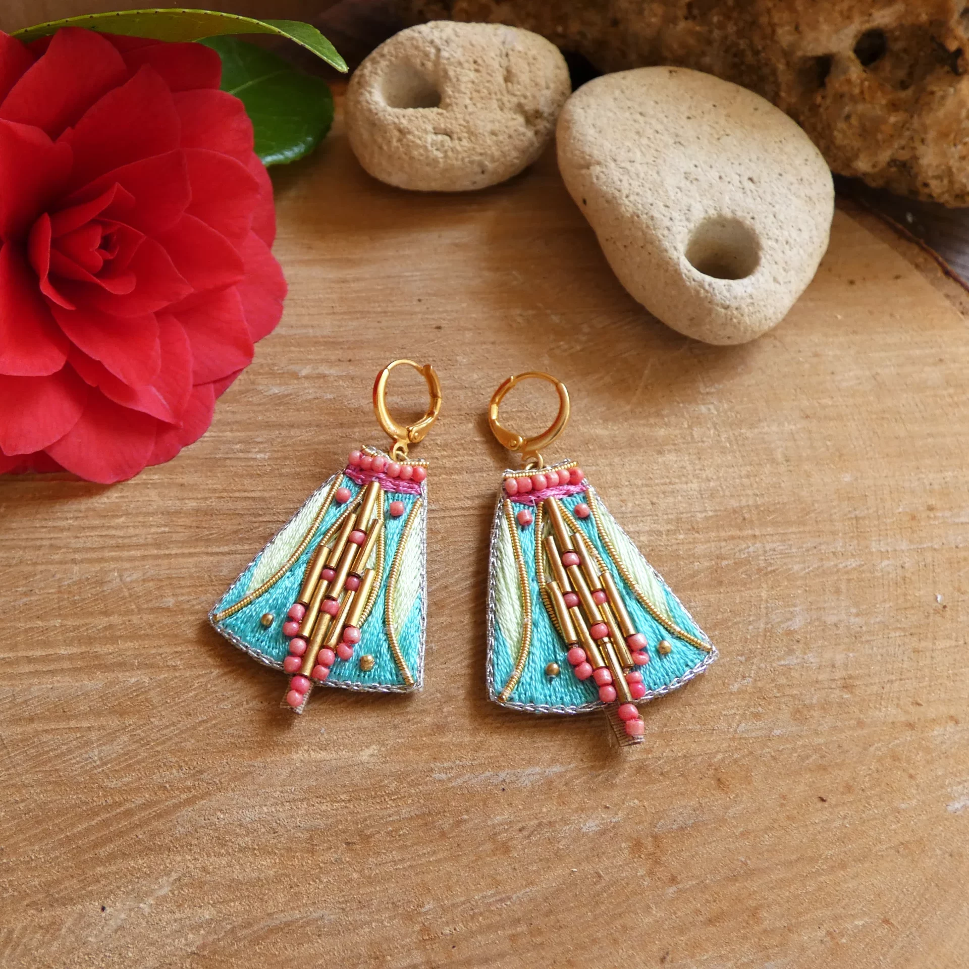 Boucles d'oreille NAHUA Apo brodées à la main