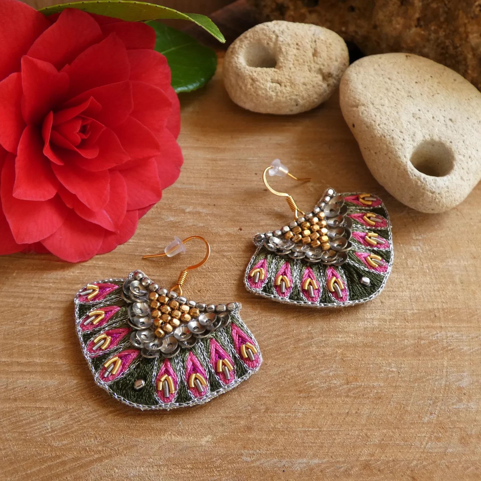 Boucles d'oreille NAHUA Nidhi brodées à la main