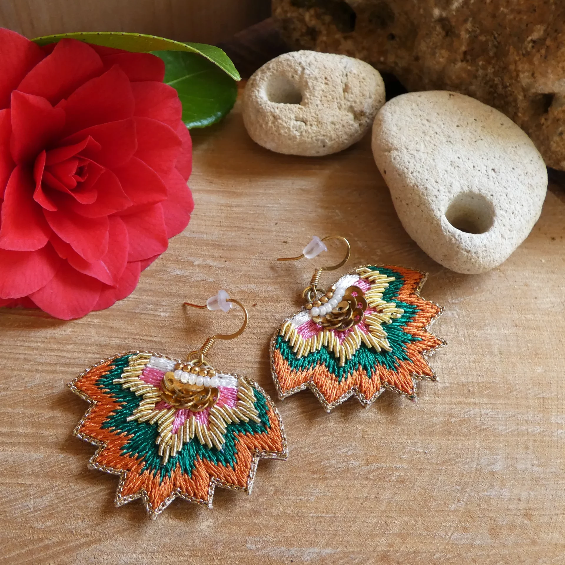 Boucles d'oreille NAHUA Madi brodées à la main