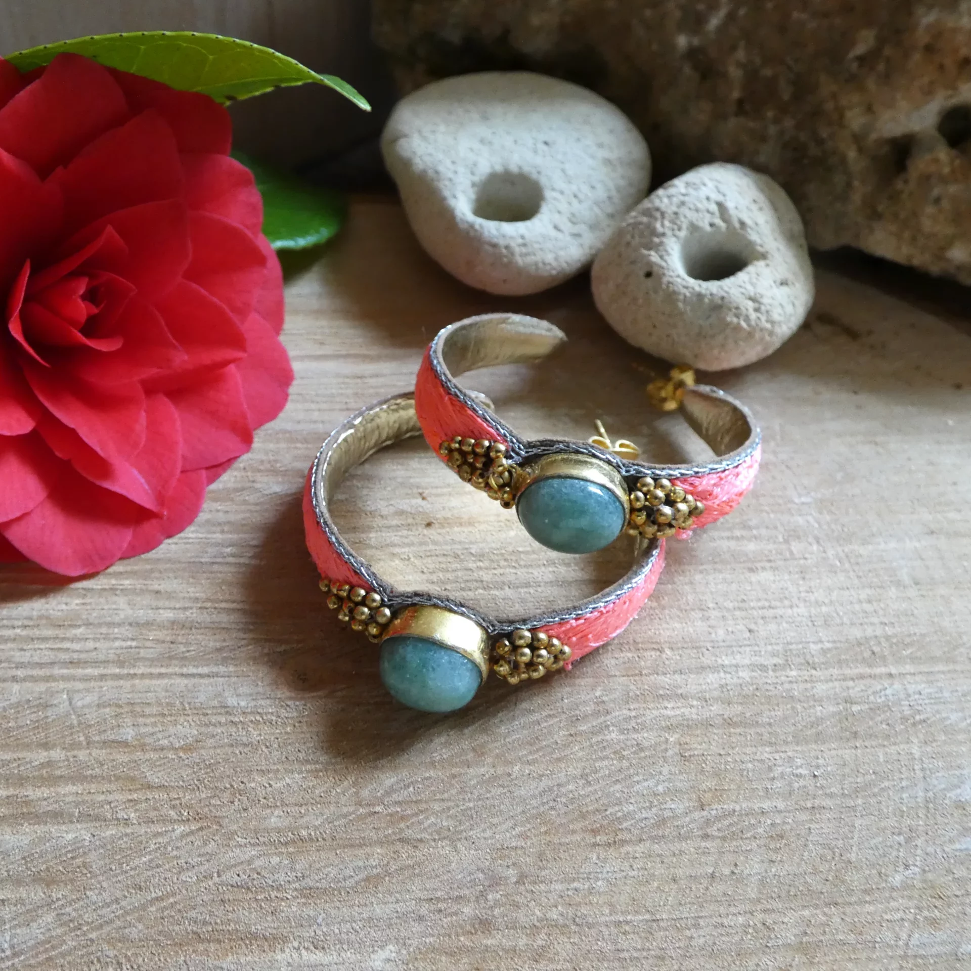 Boucles d'oreille Créoles NAHUA brodées à la main rose flamant et amazonite