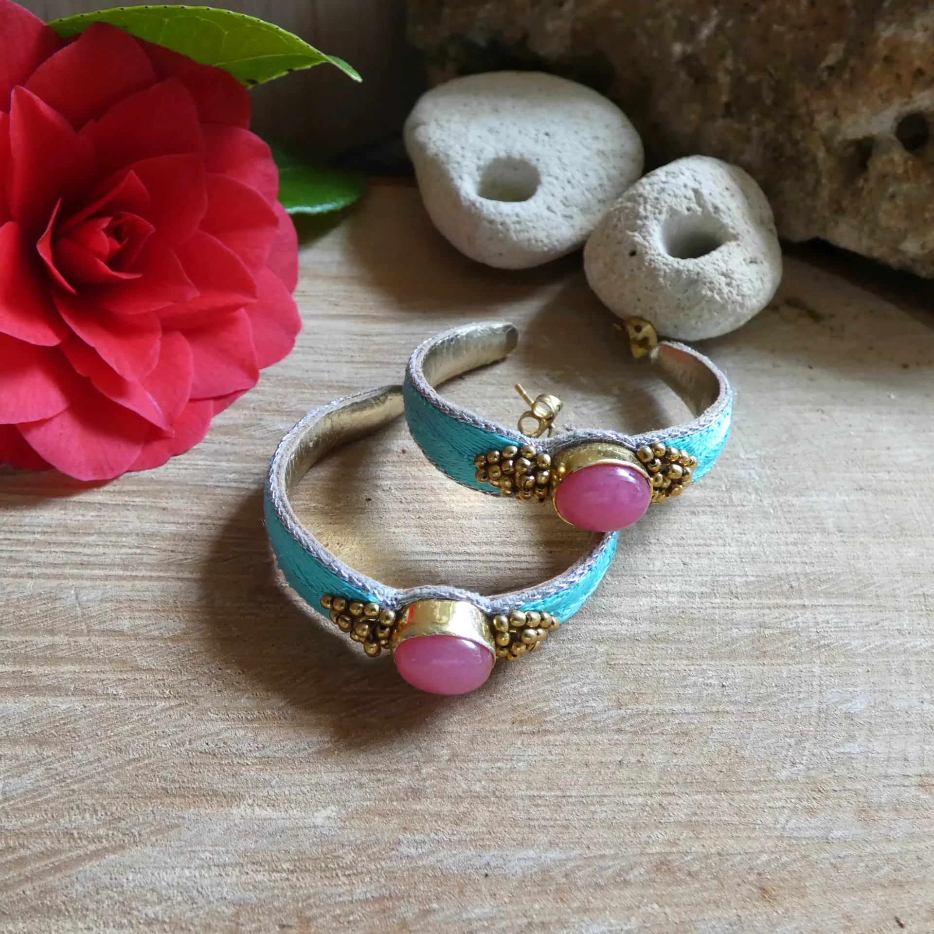 Boucles d'oreille Créoles NAHUA brodées à la main bleues lagon et jade rose