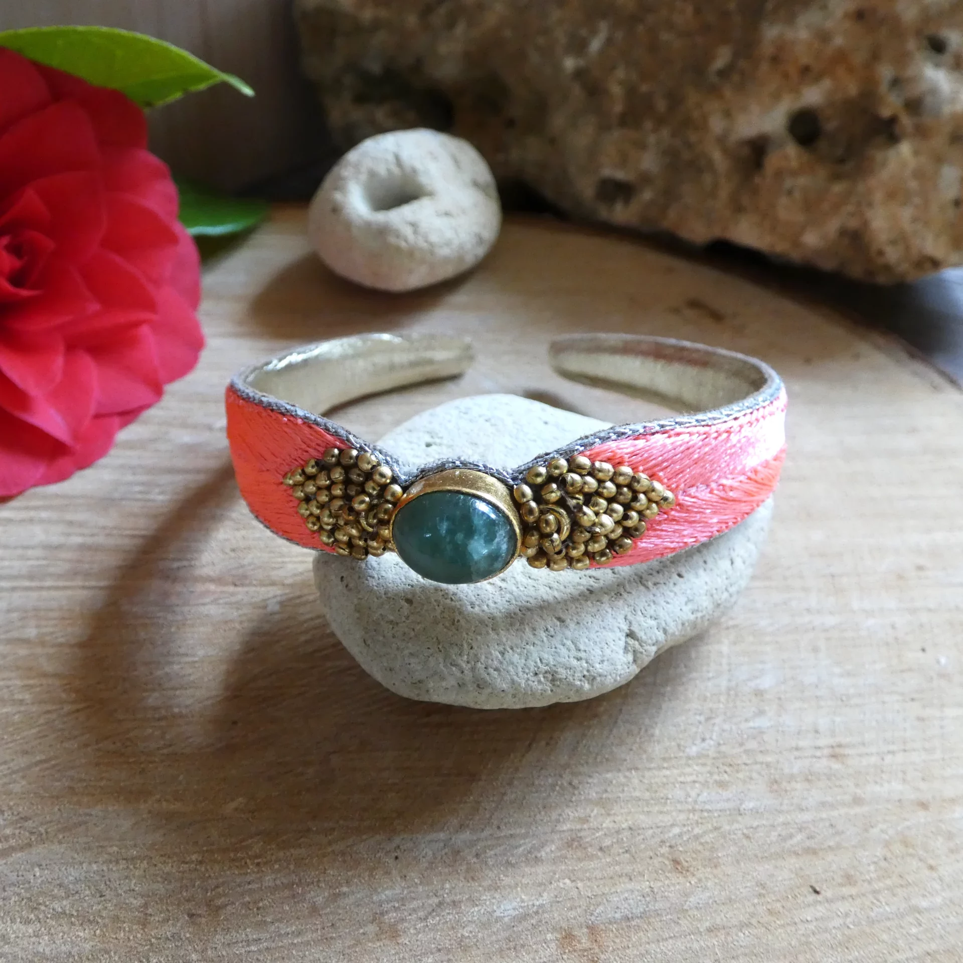 Bracelet NAHUA brodé à la main rose flamant et amazonite