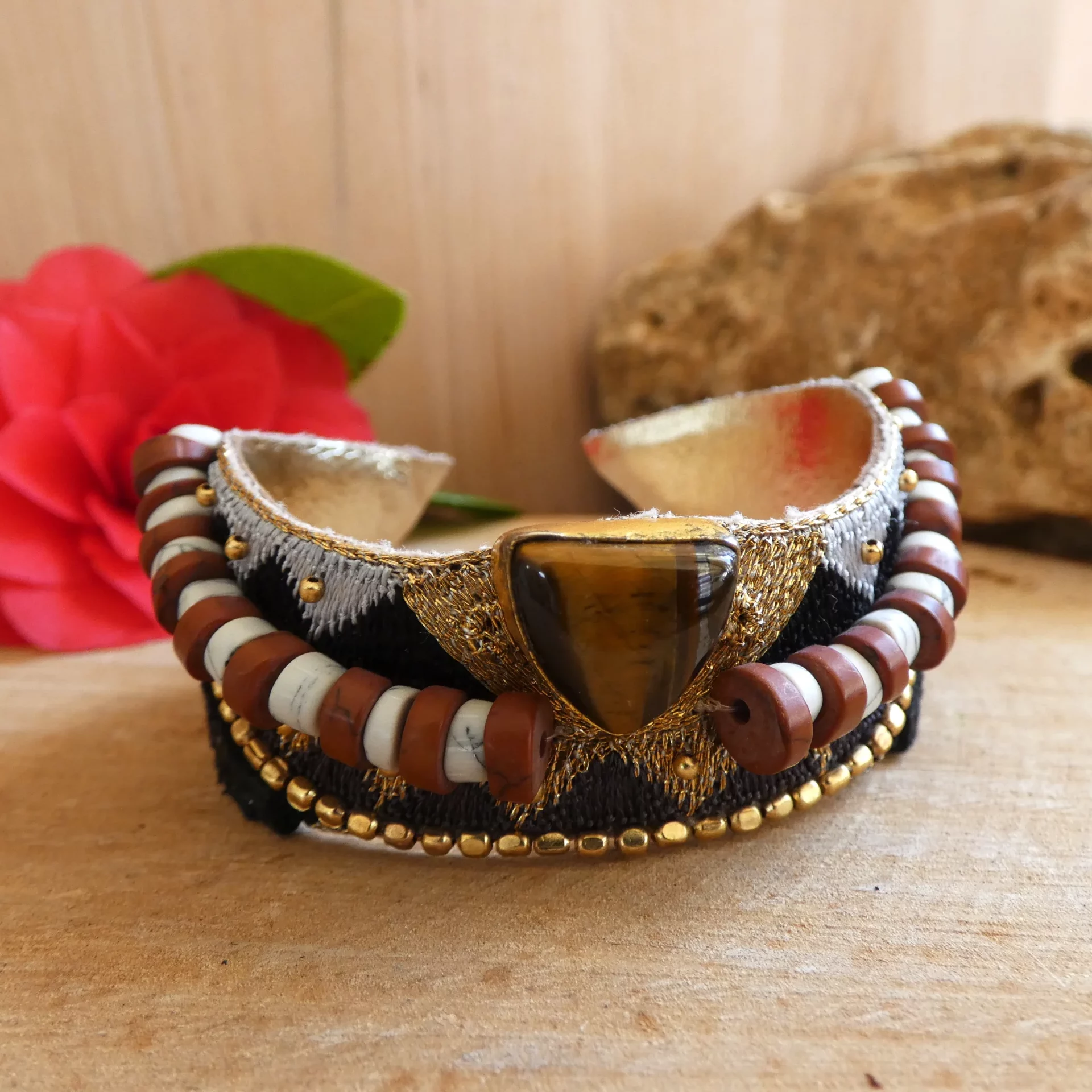 Bracelet NAHUA brodé à la main et oeil de tigre