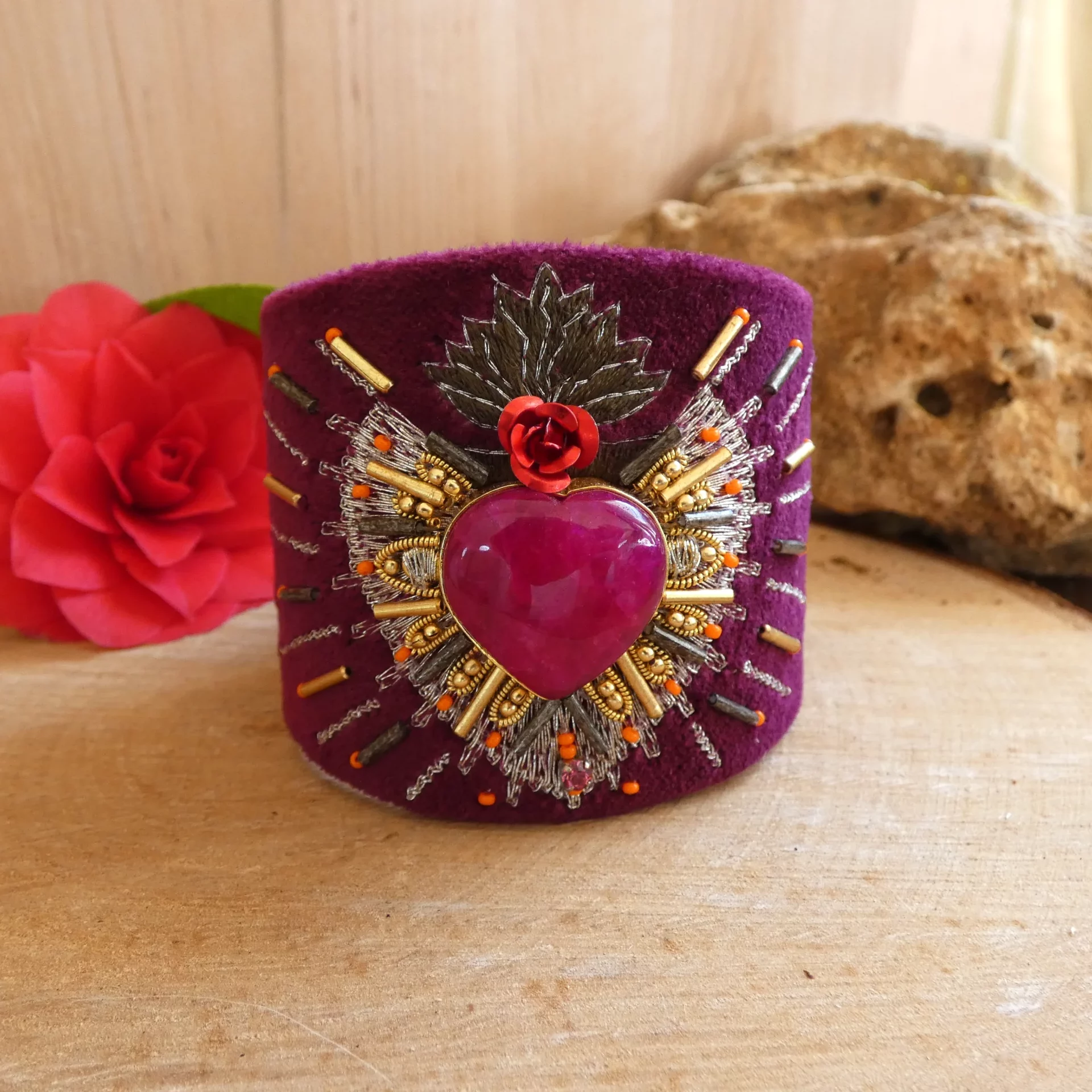 Bracelet NAHUA coeur brodé à la main et jade pourpre