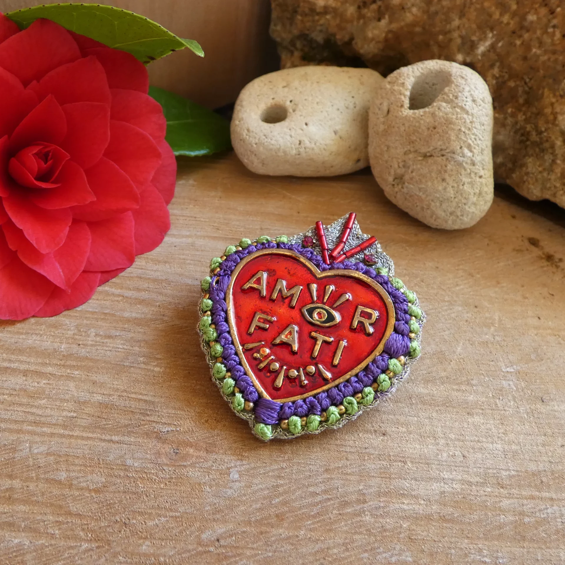 Broche NAHUA coeur Amor Fati brodée à la main