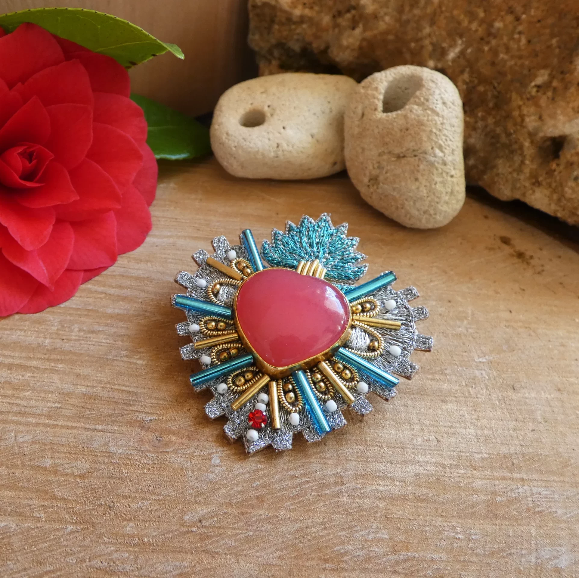 Broche NAHUA coeur brodé à la main et Jade rose