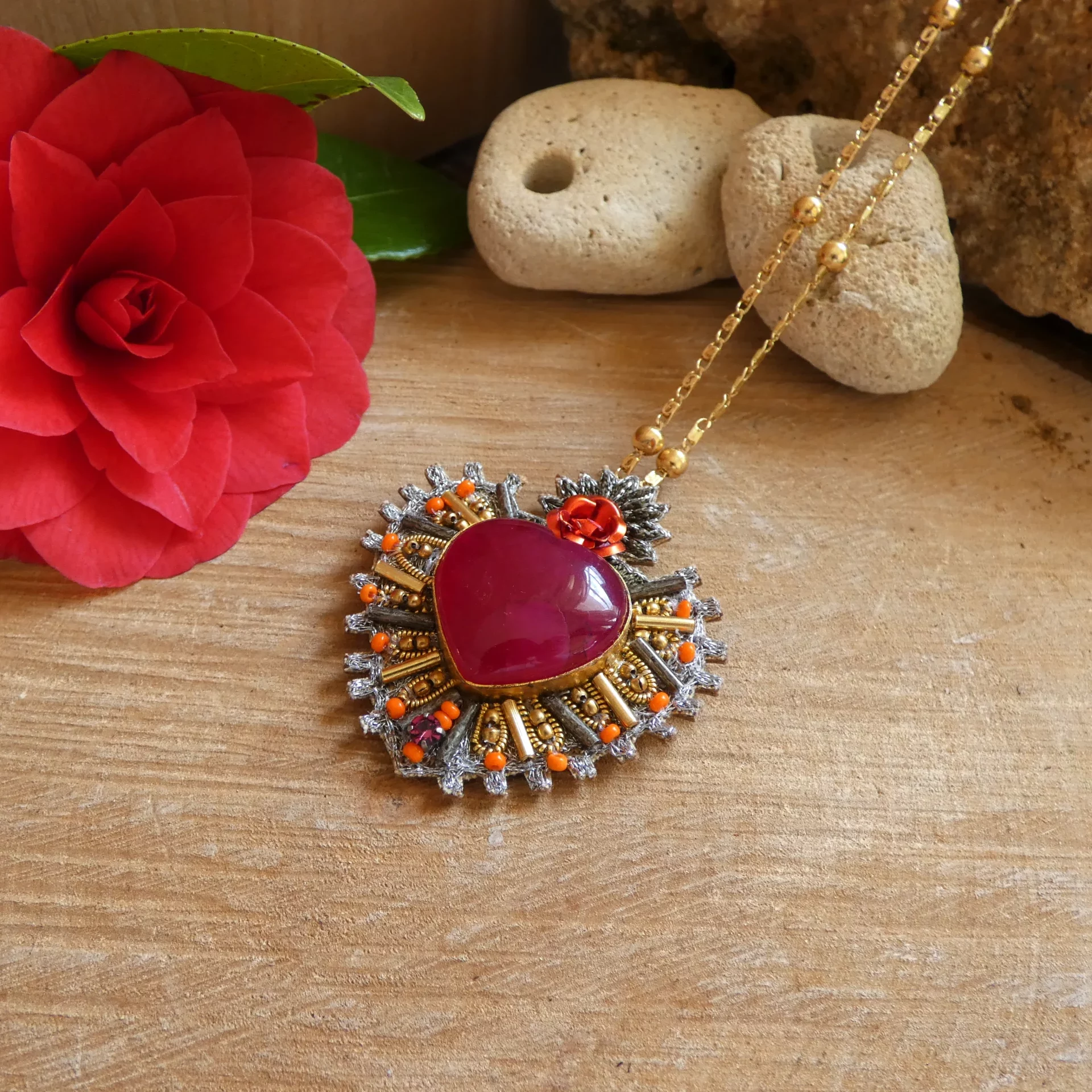 Collier NAHUA coeur brodé à la main avec jade pourpre.