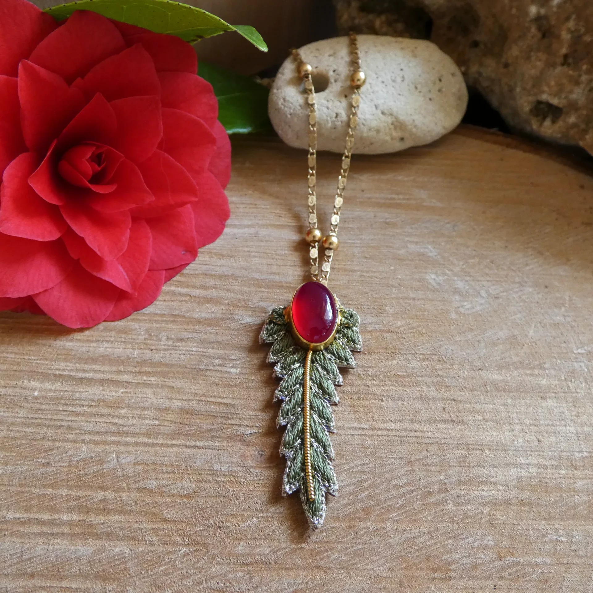 Collier NAHUA Loana brodé avec jade pourpre