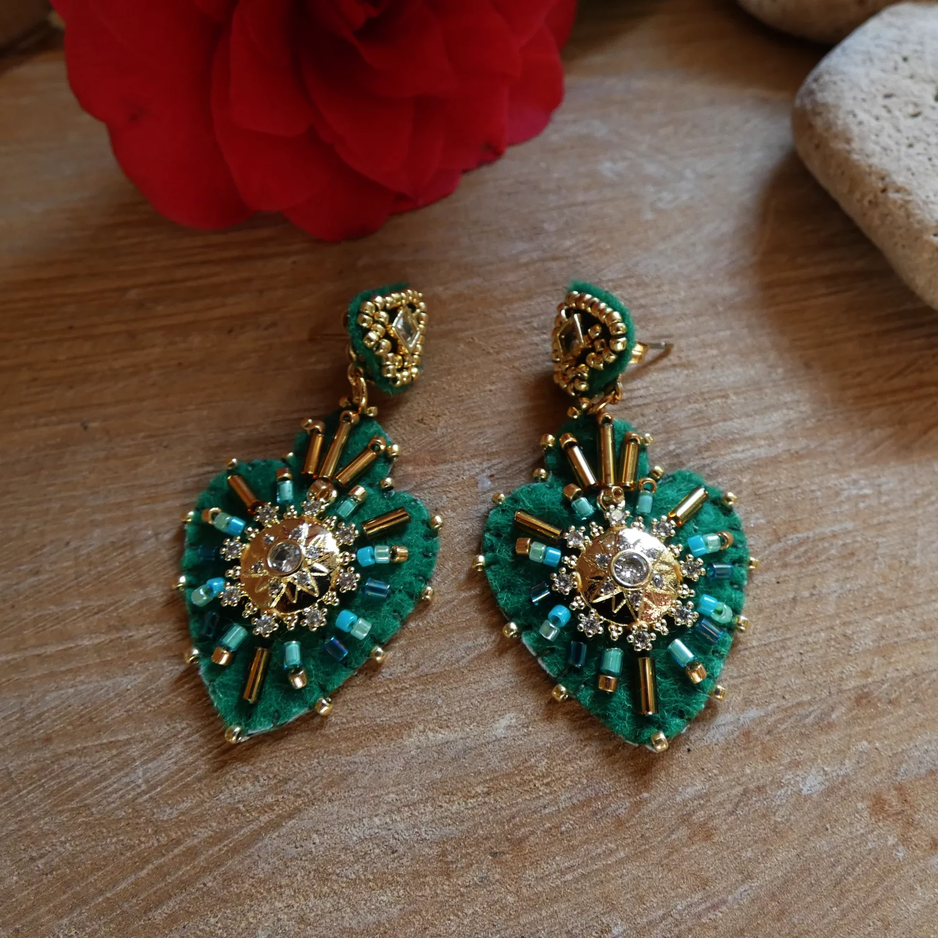 Boucles d'oreille Hypnochic vertes brodées à la main