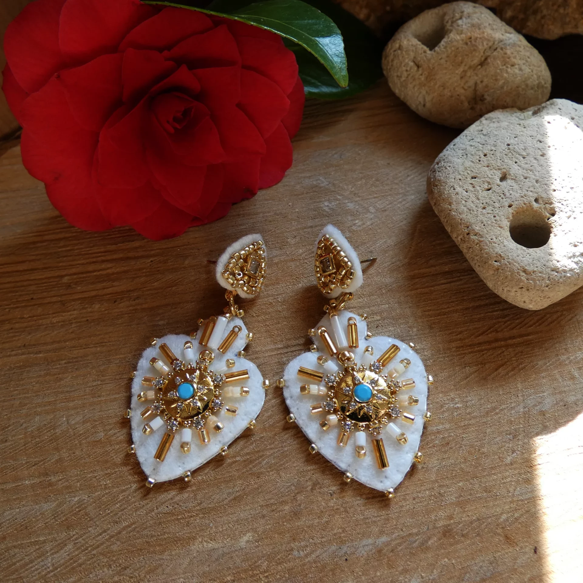 Boucles d'oreille Hypnochic blanches brodées à la main