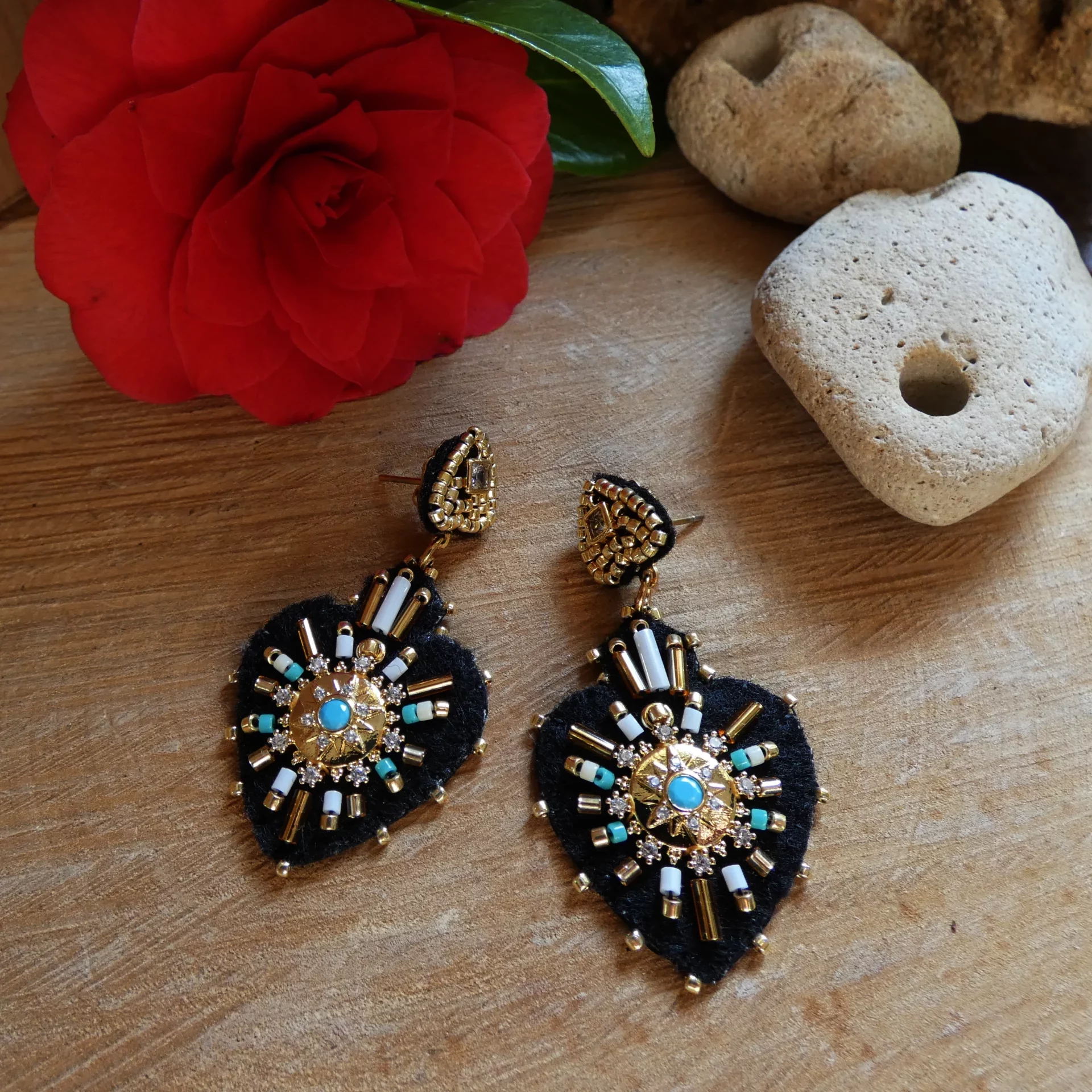 Boucles d'oreille Hypnochic noires brodées à la main