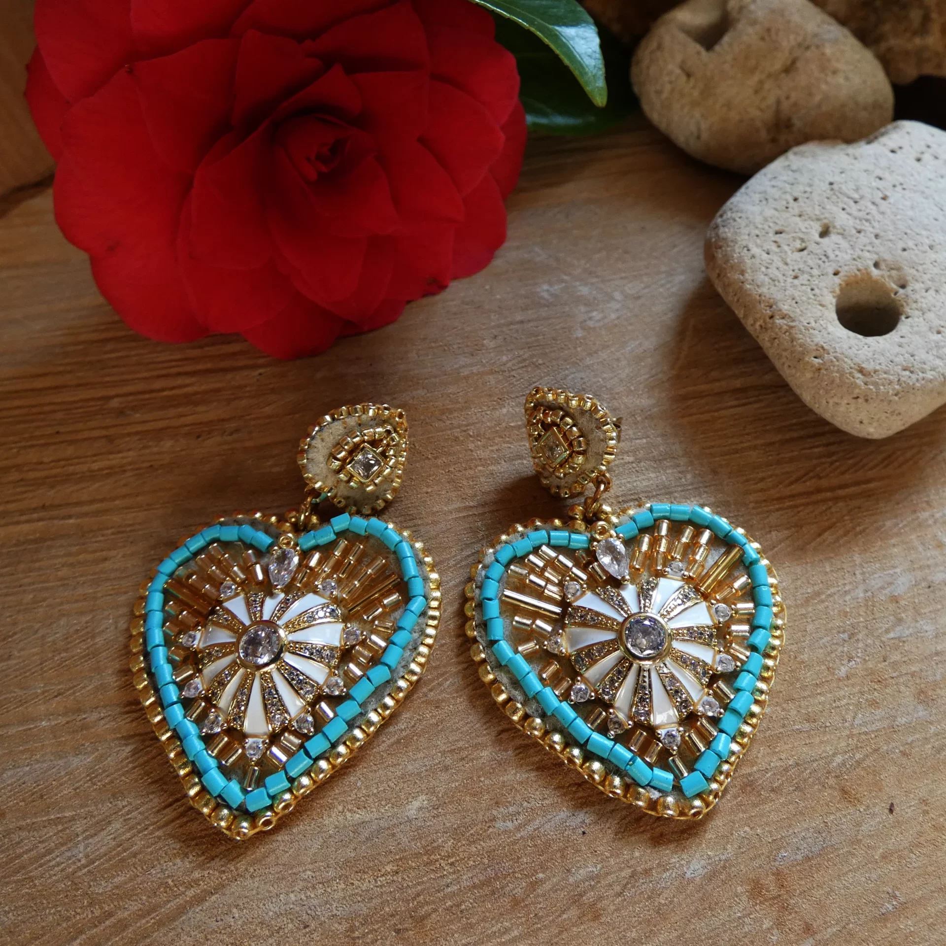 Boucles d'oreille Hypnochic bleues et or, brodées à la main