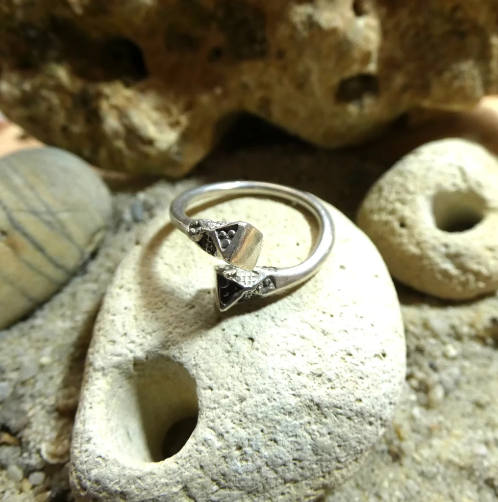 Bague Touareg traditionnelle en argent gravée.