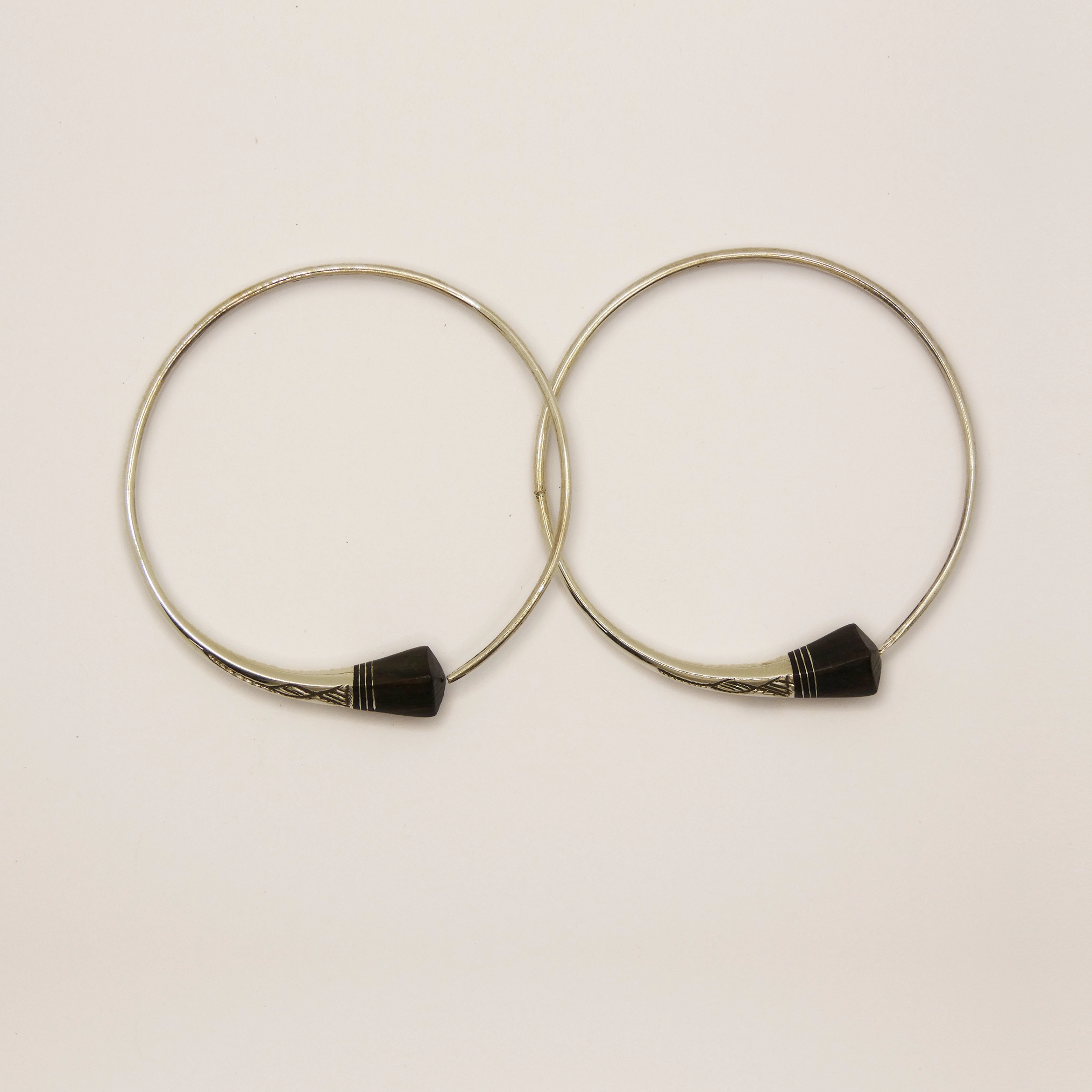 Boucles d'oreille créoles Touareg en argent et ébène. – Image 4