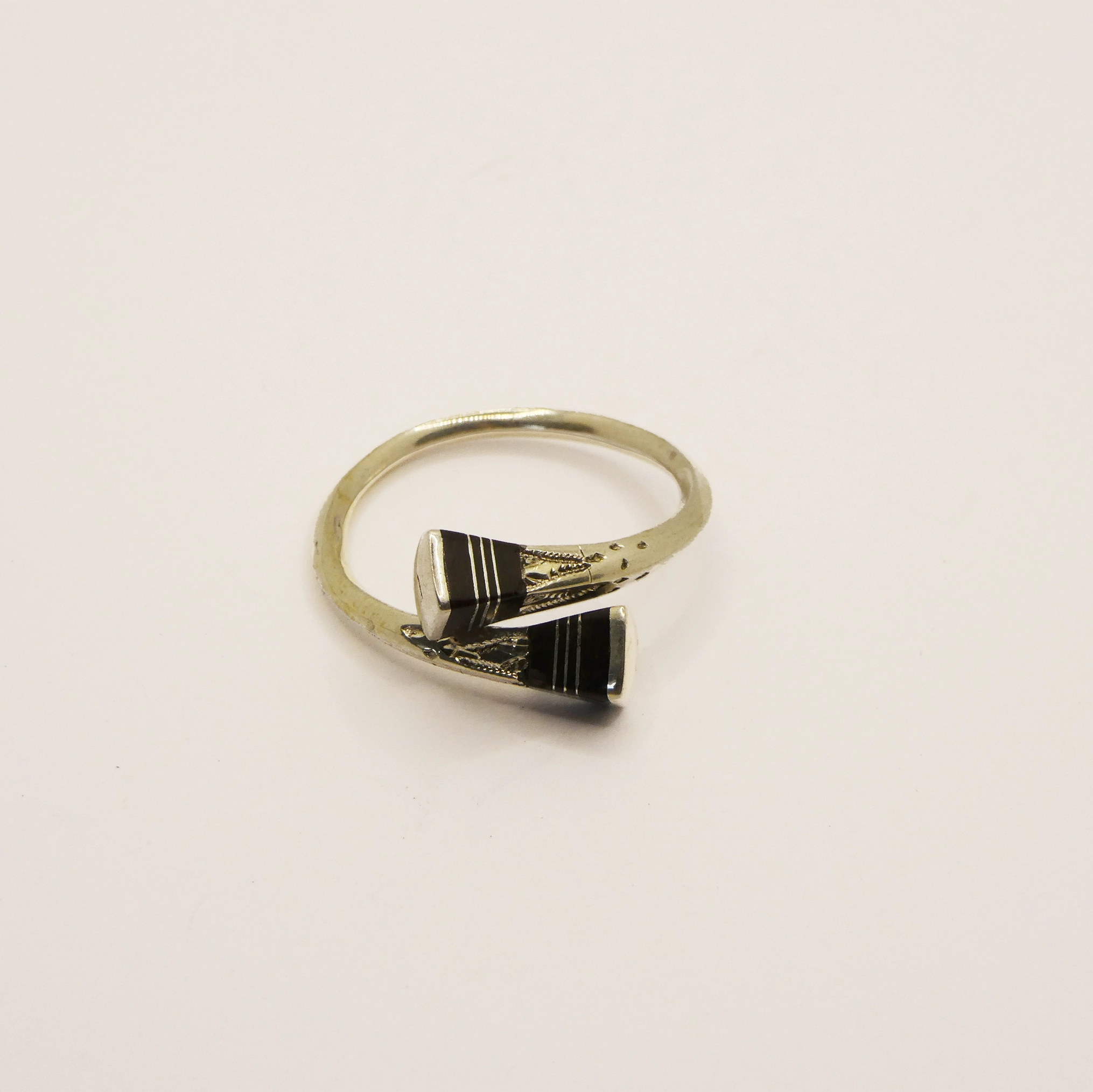 Bague Touareg traditionnelle gravée en argent et ébène