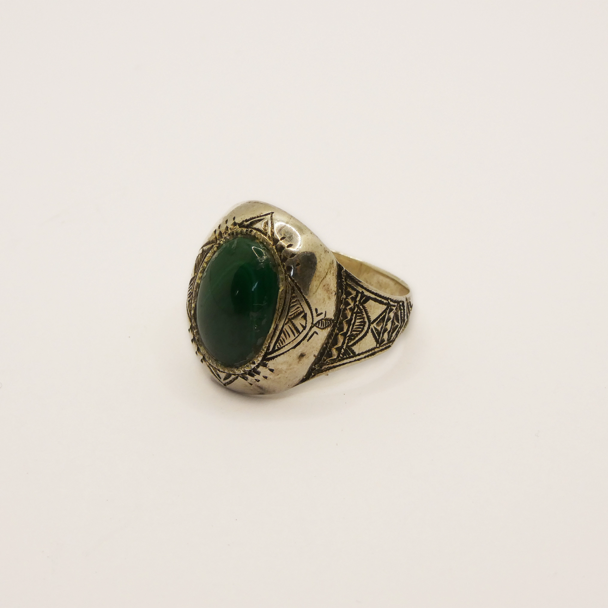Bague Touareg en argent gravée et malachite 1