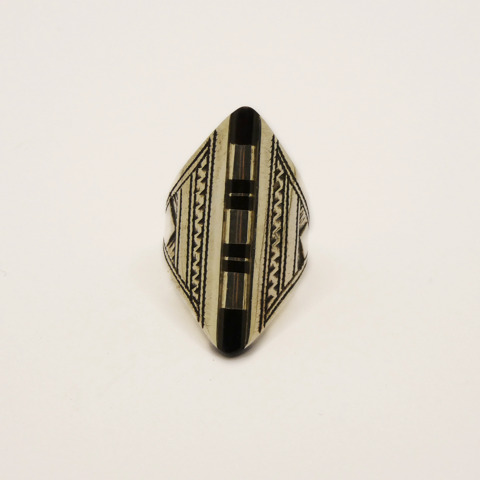 Bague Touareg en argent gravée et ébène