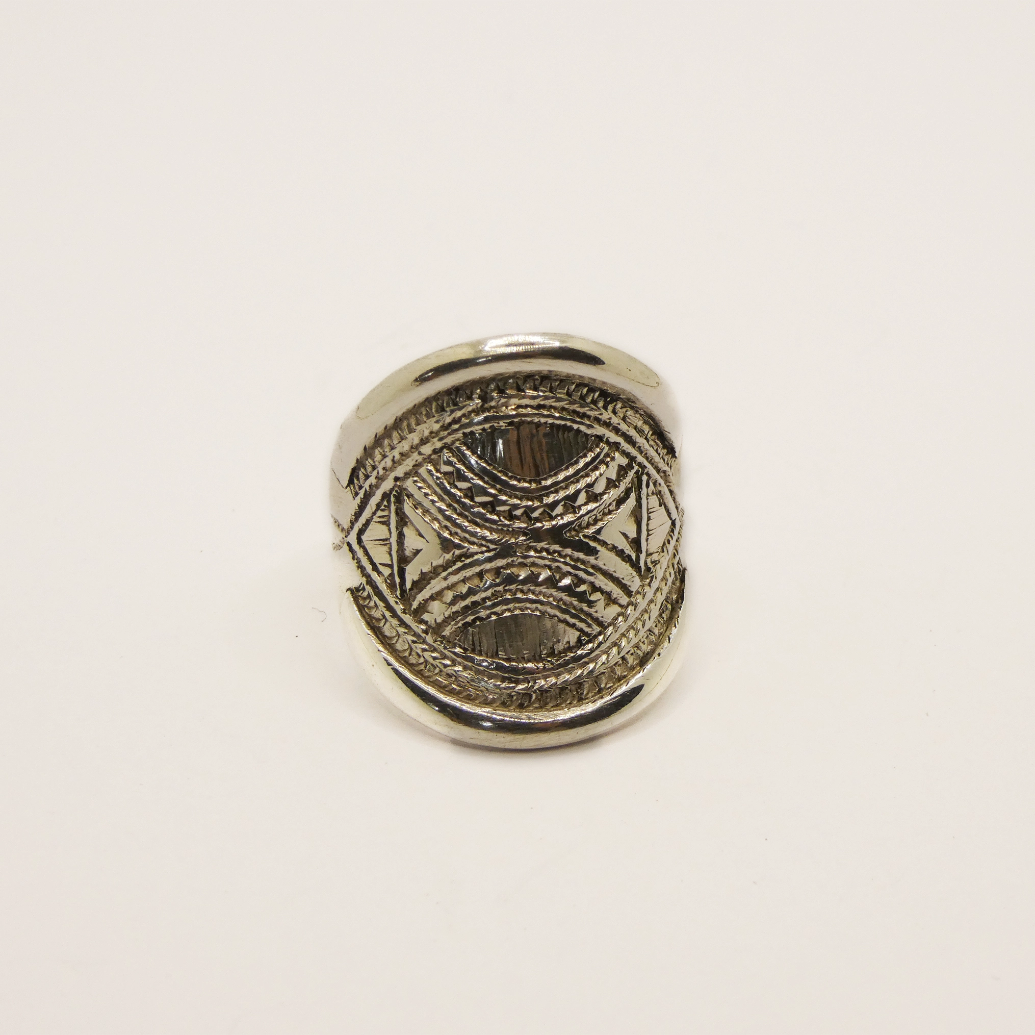 Bague Touareg en argent gravée 3