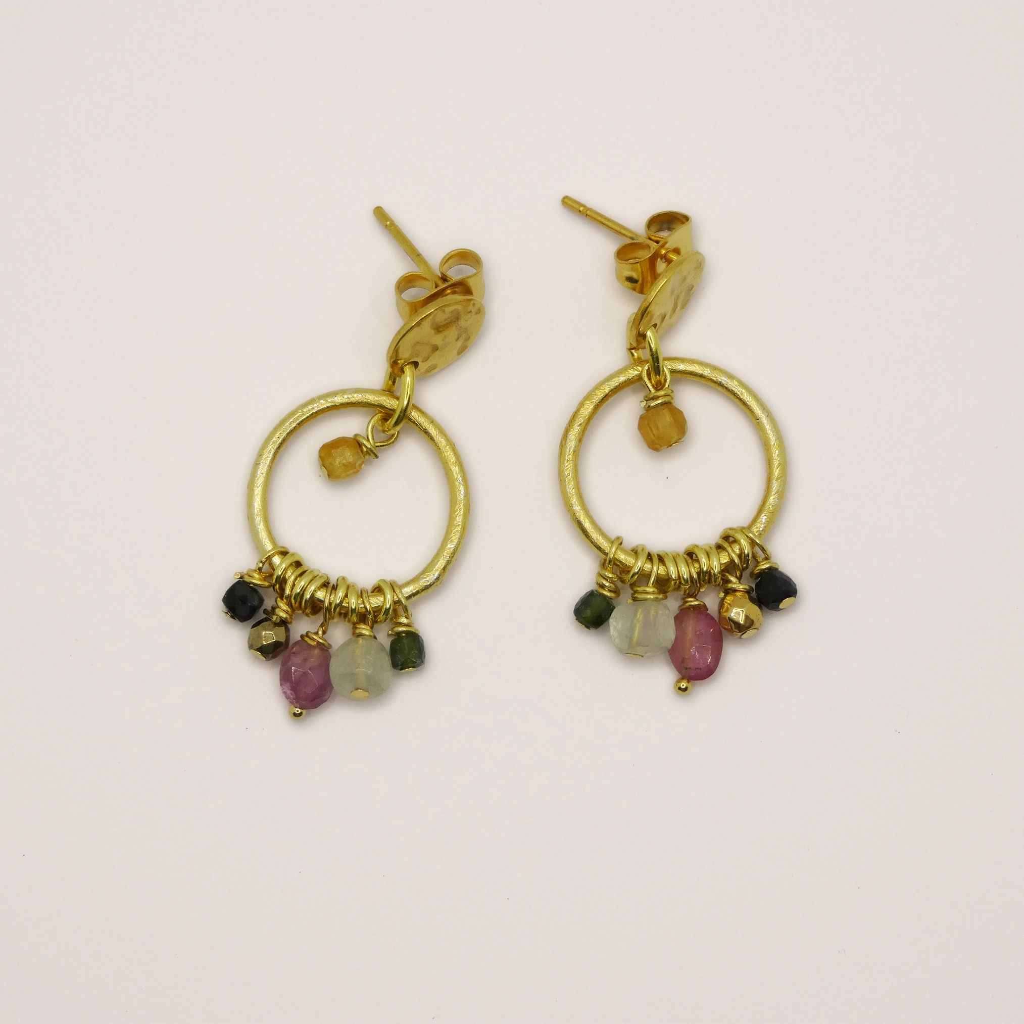 Boucles d'oreille Arte Fact dorées à l'or fin et tourmalines.