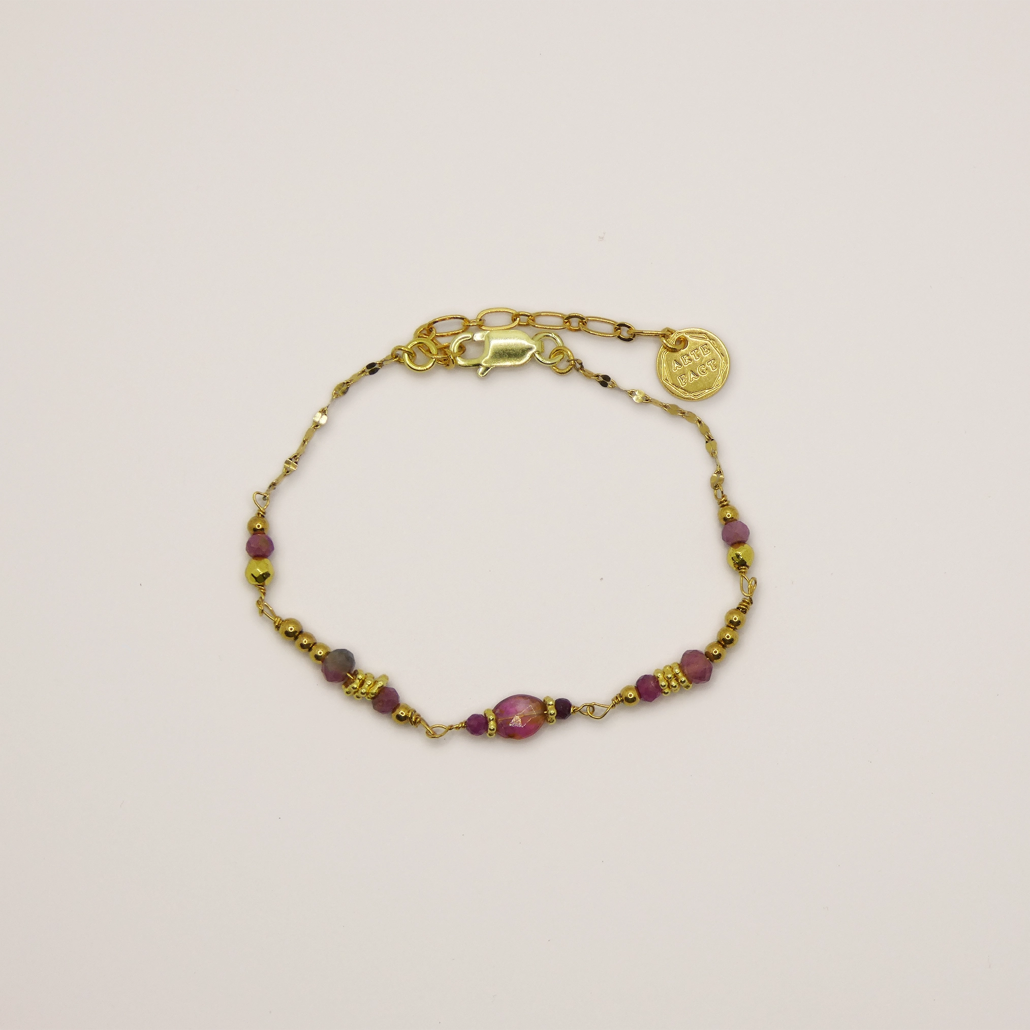 Bracelet Arte Fact doré à l'or fin et tourmalines roses.