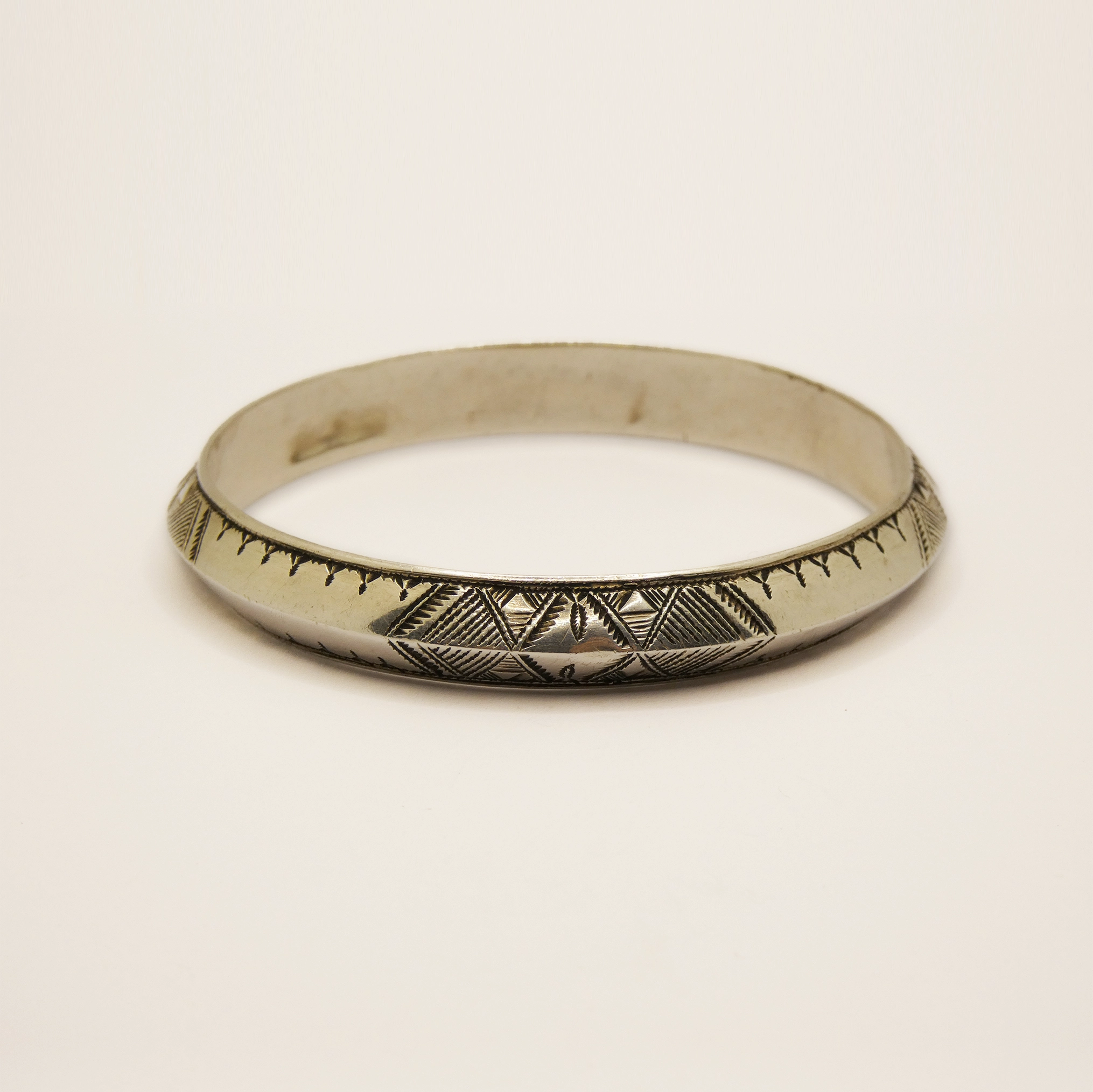 Bracelet jonc Touareg en argent.