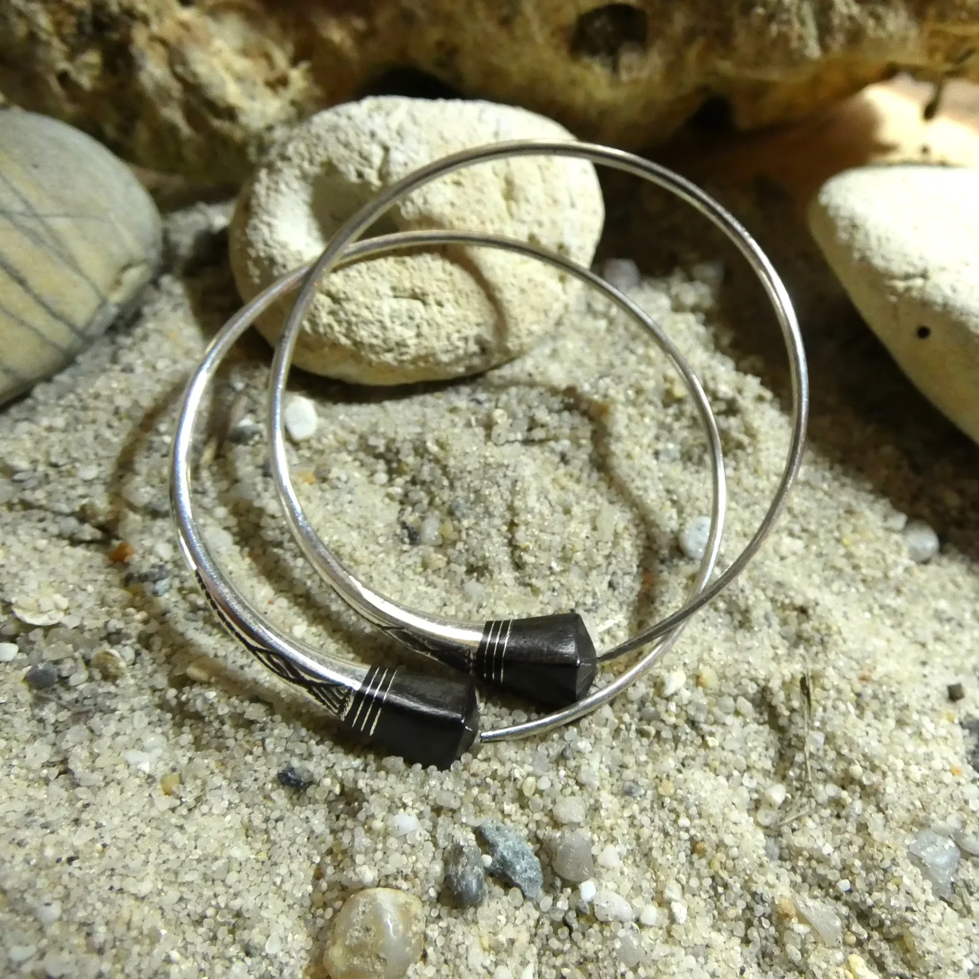 Boucles d'oreille créoles Touareg en argent et ébène. – Image 1