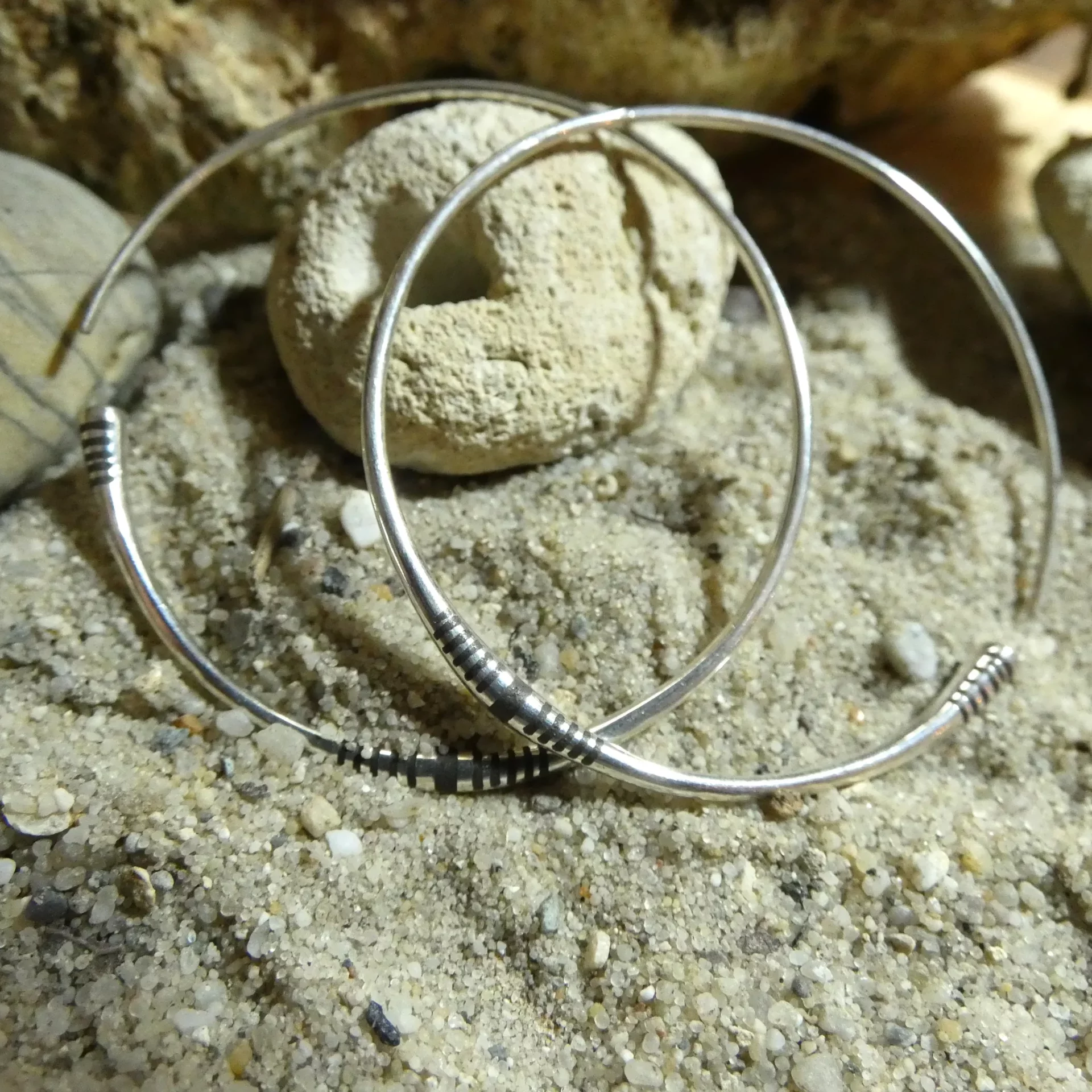 Boucles d'oreille créoles Touareg en argent.