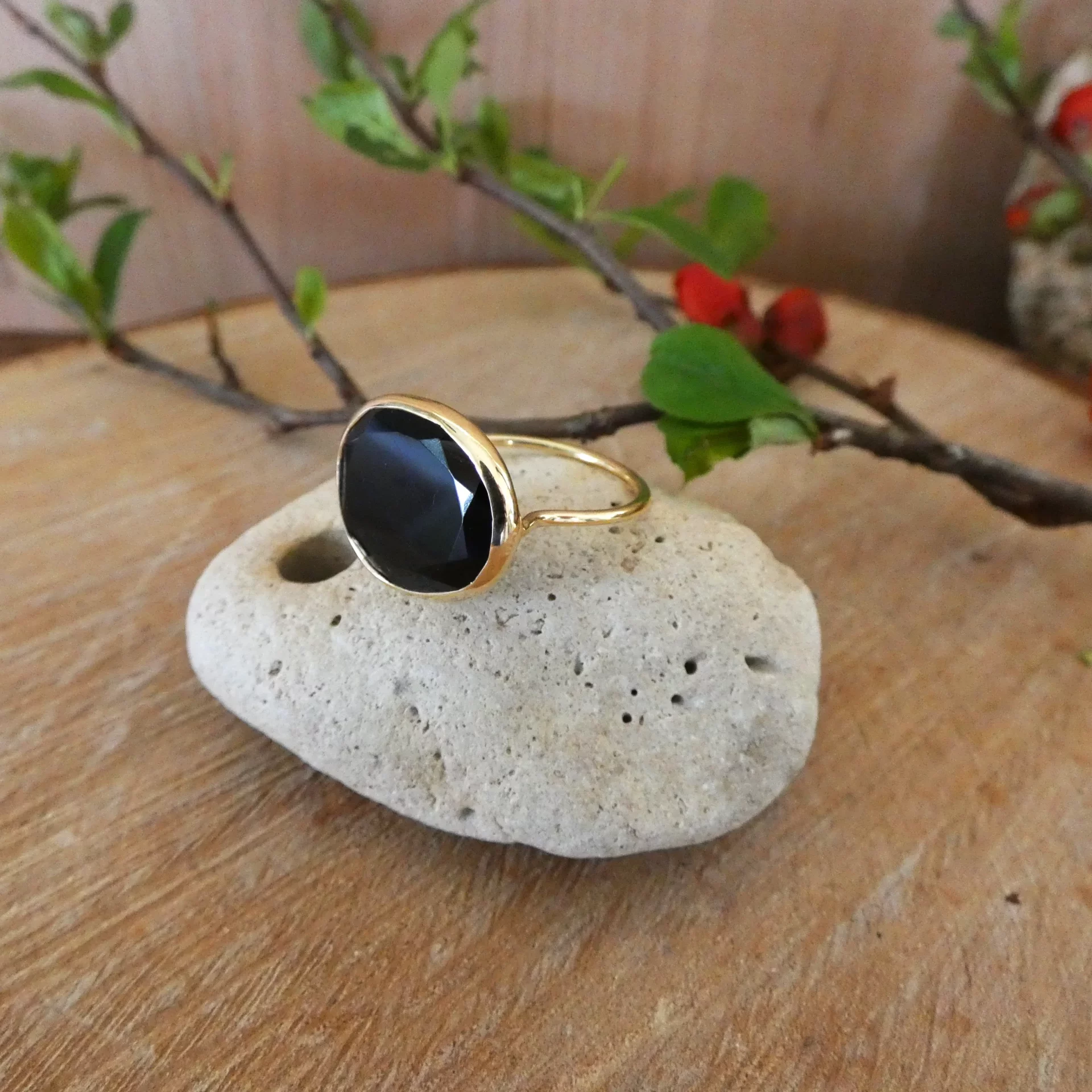 Bague Arte Fact Rajanee plaquée or et onyx noir.