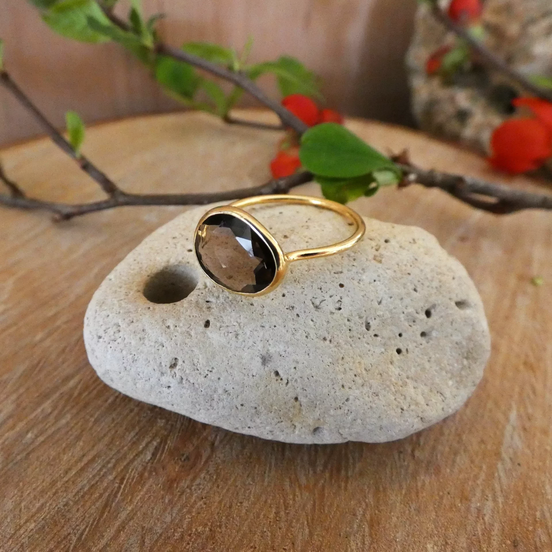 Bague Arte Fact Rajanee plaquée or et quartz fumé.