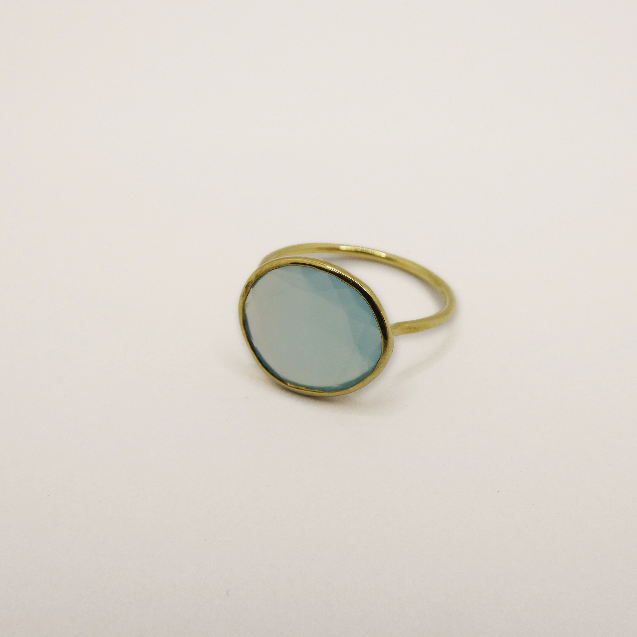 Bague plaqué or et agate bleue.