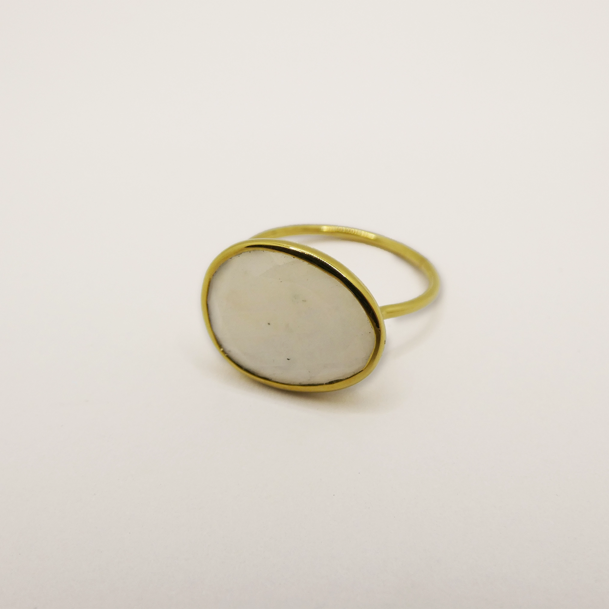 Bague plaqué or et pierre de lune.