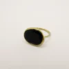 Bague plaquée or et onyx noir.