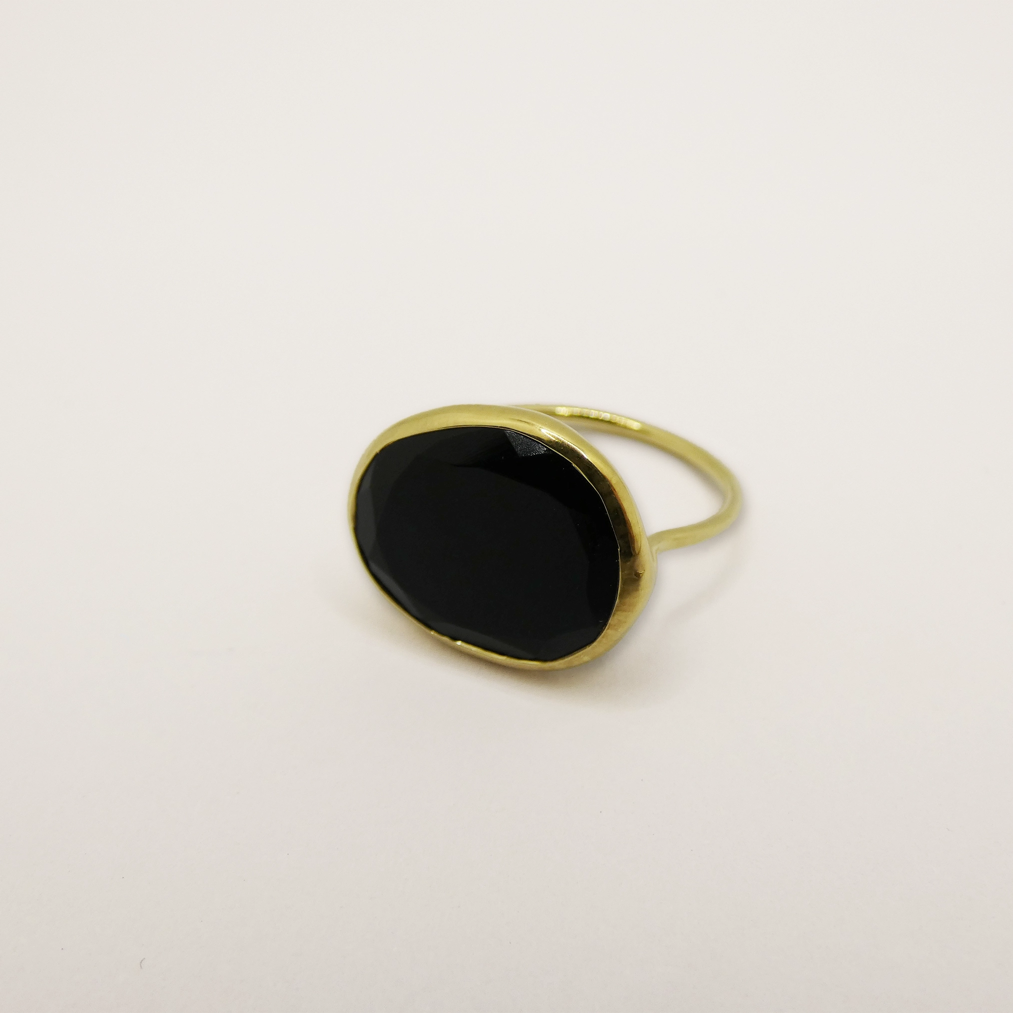 Bague plaquée or et onyx noir.