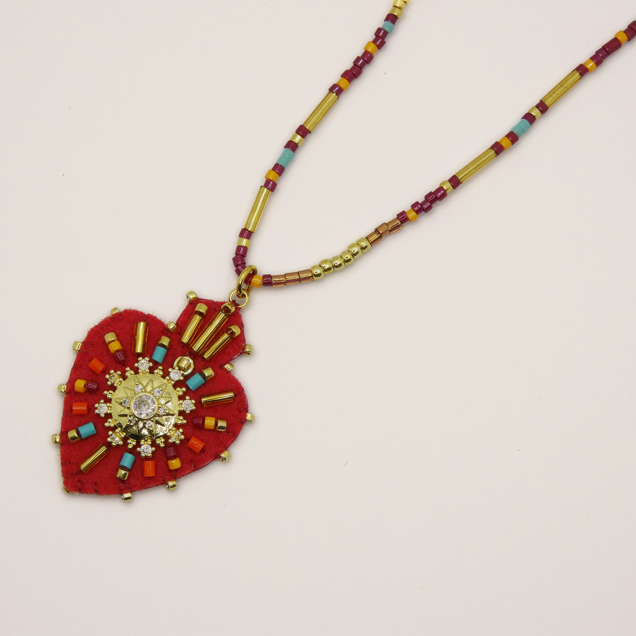 Pendentif Hypnochic rouge brodé à la main.