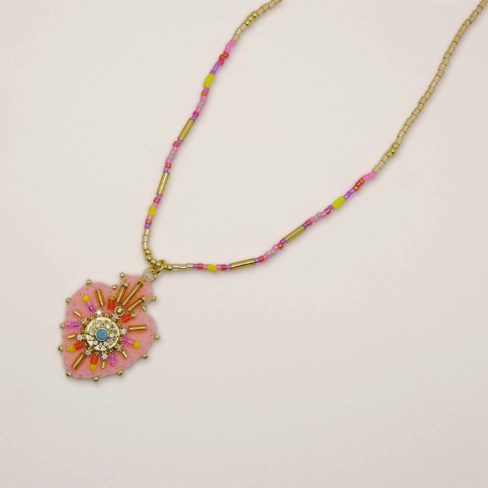 Pendentif Hypnochic rose brodé à la main