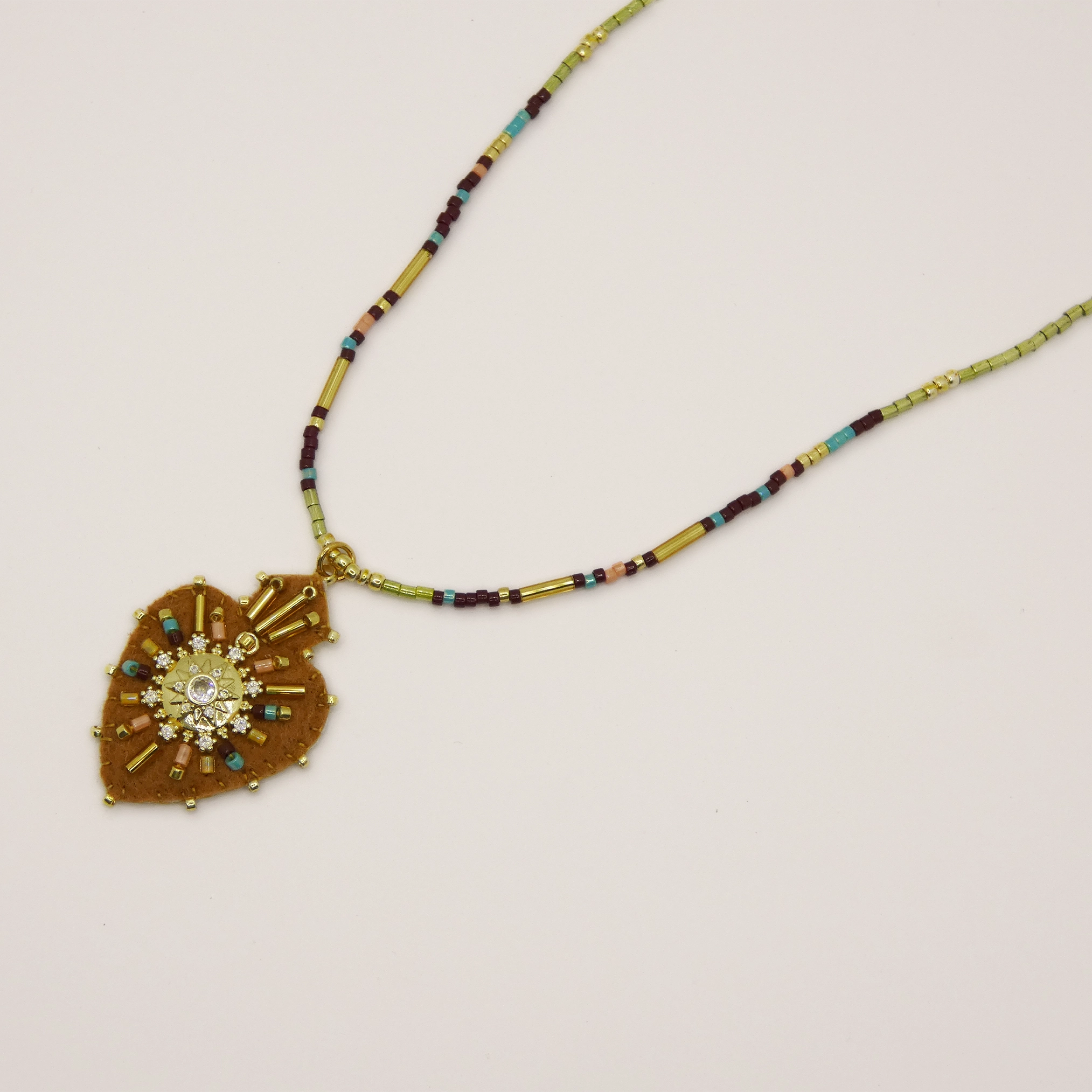 Pendentif Hypnochic camel brodé à la main
