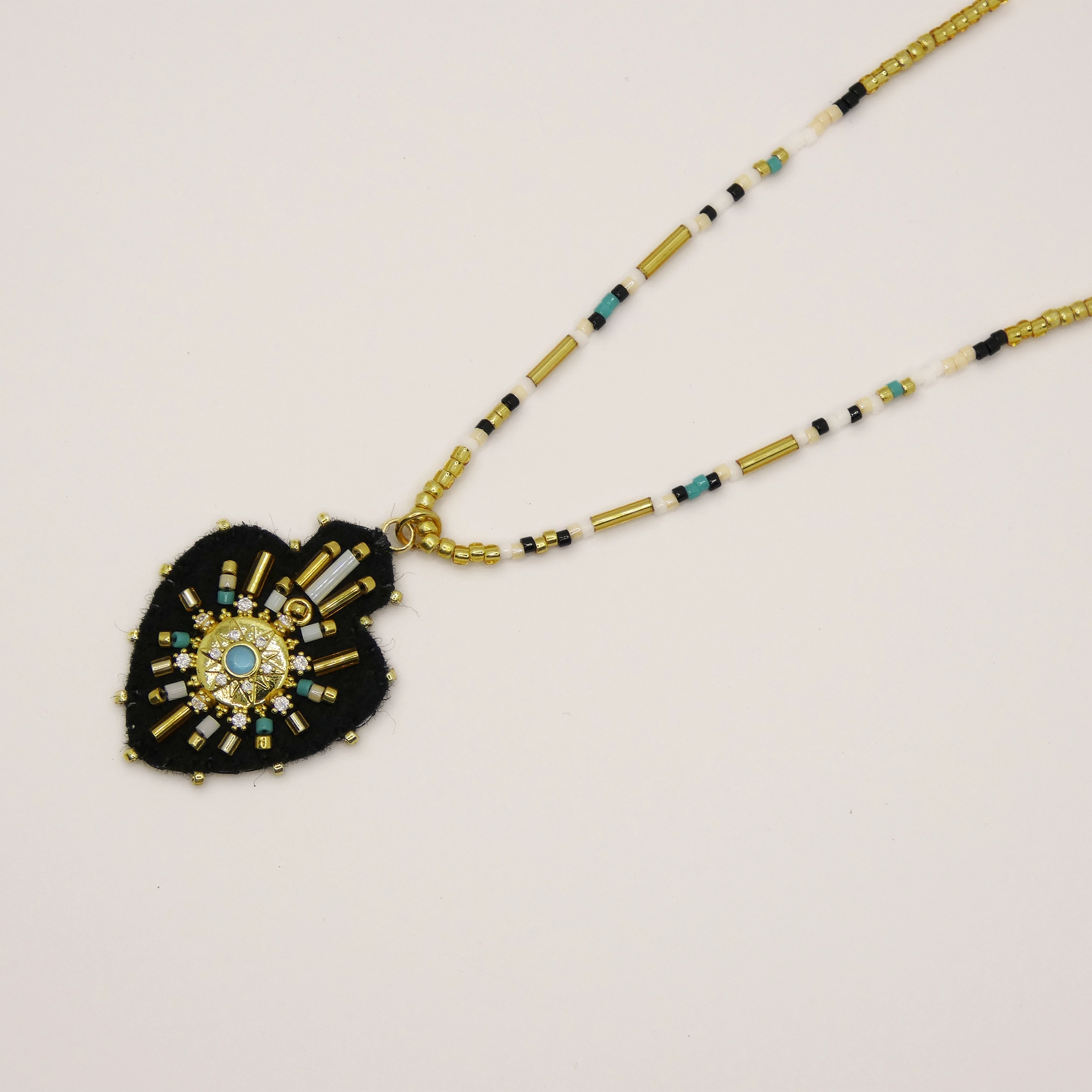 Pendentif Hypnochic noir brodé à la main
